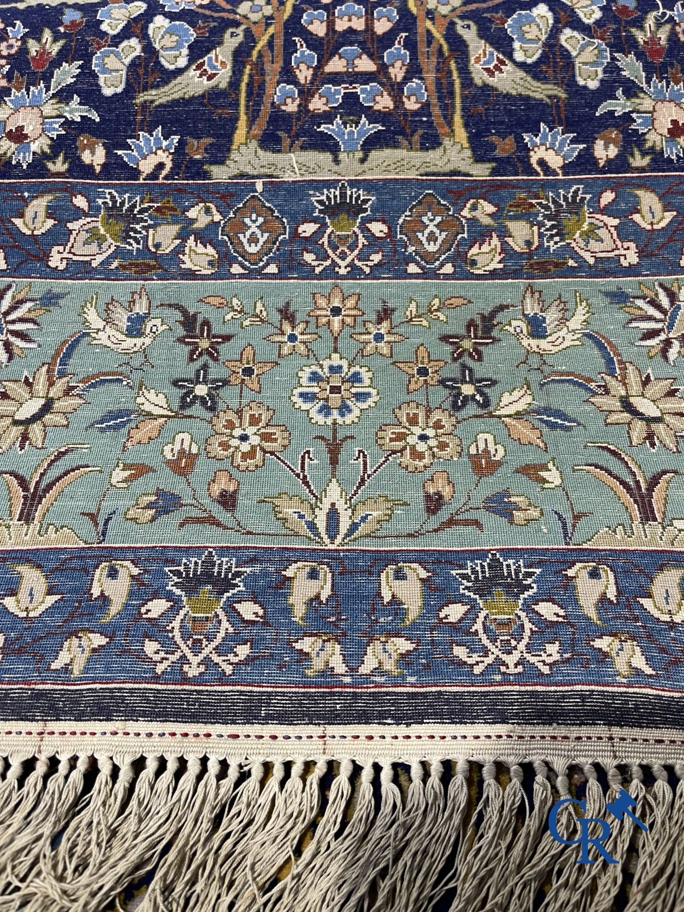 Tapis: Iran. Ispahan, tapis persan noué à la main avec un décor d'animaux, d'oiseaux, de plantes et de fleurs.