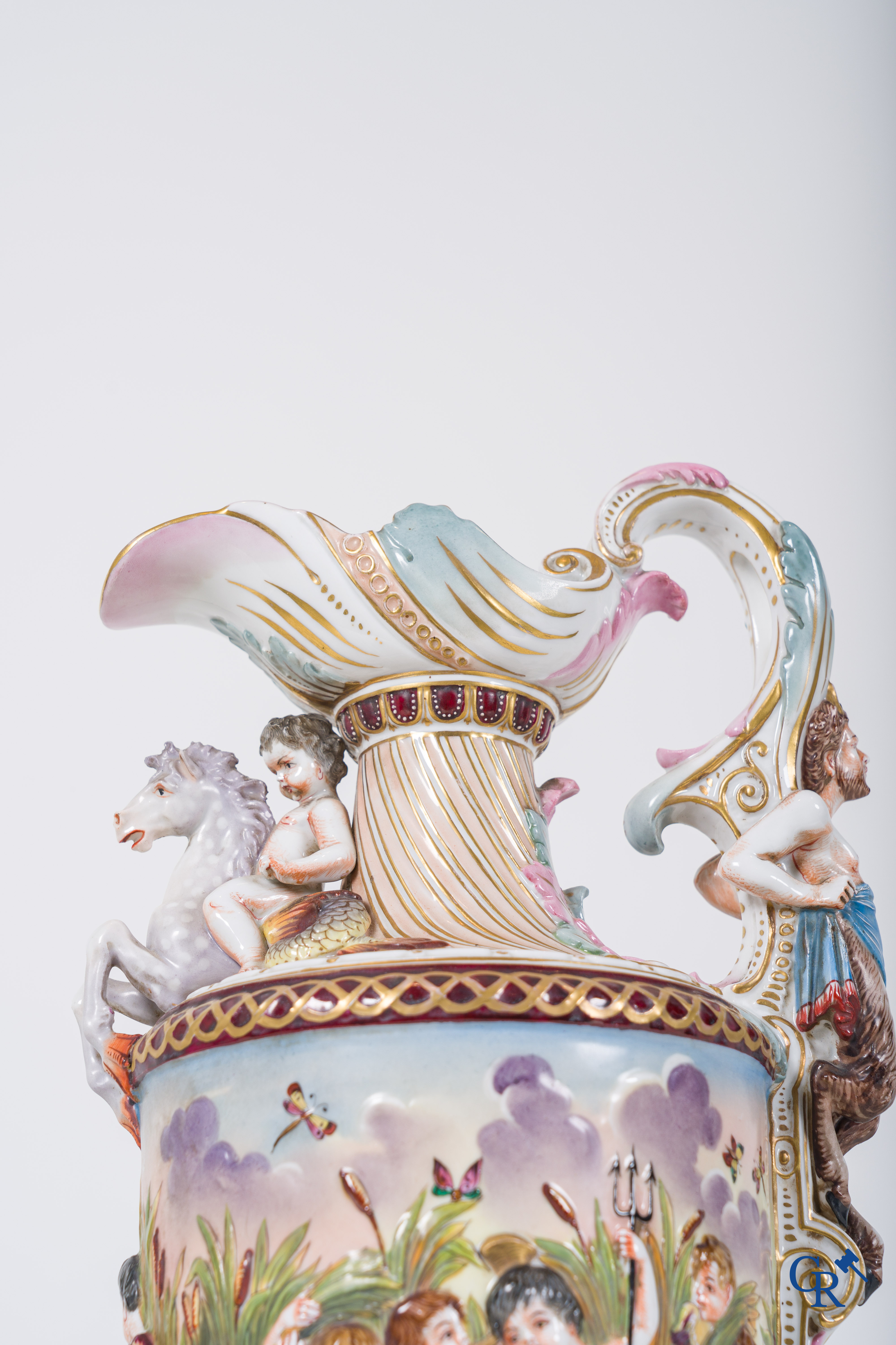 Une cruche ou aiguière en porcelaine de Naples, de style Renaissance. Fin du 19ème siècle.