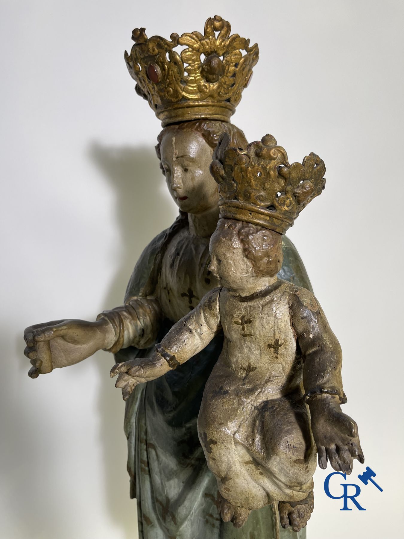 Sculpture Baroque en bois polychrome d'une Vierge à l'enfant. La couronne est incrustée d'une pierre semblable à de l'ambre.