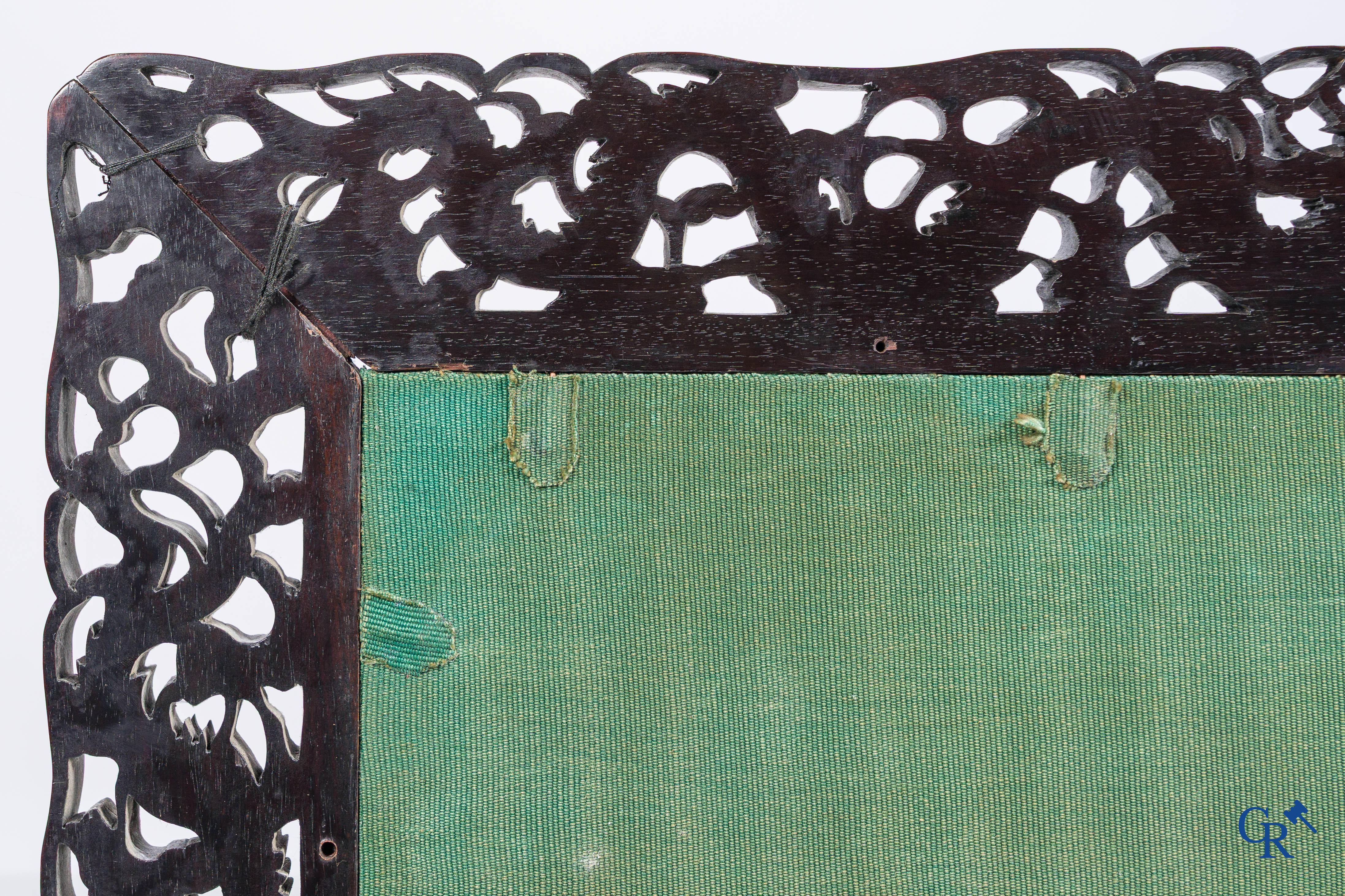 Aziatica, een grote spiegel in gesculpteerd Chinees hardhout. 19e eeuw.