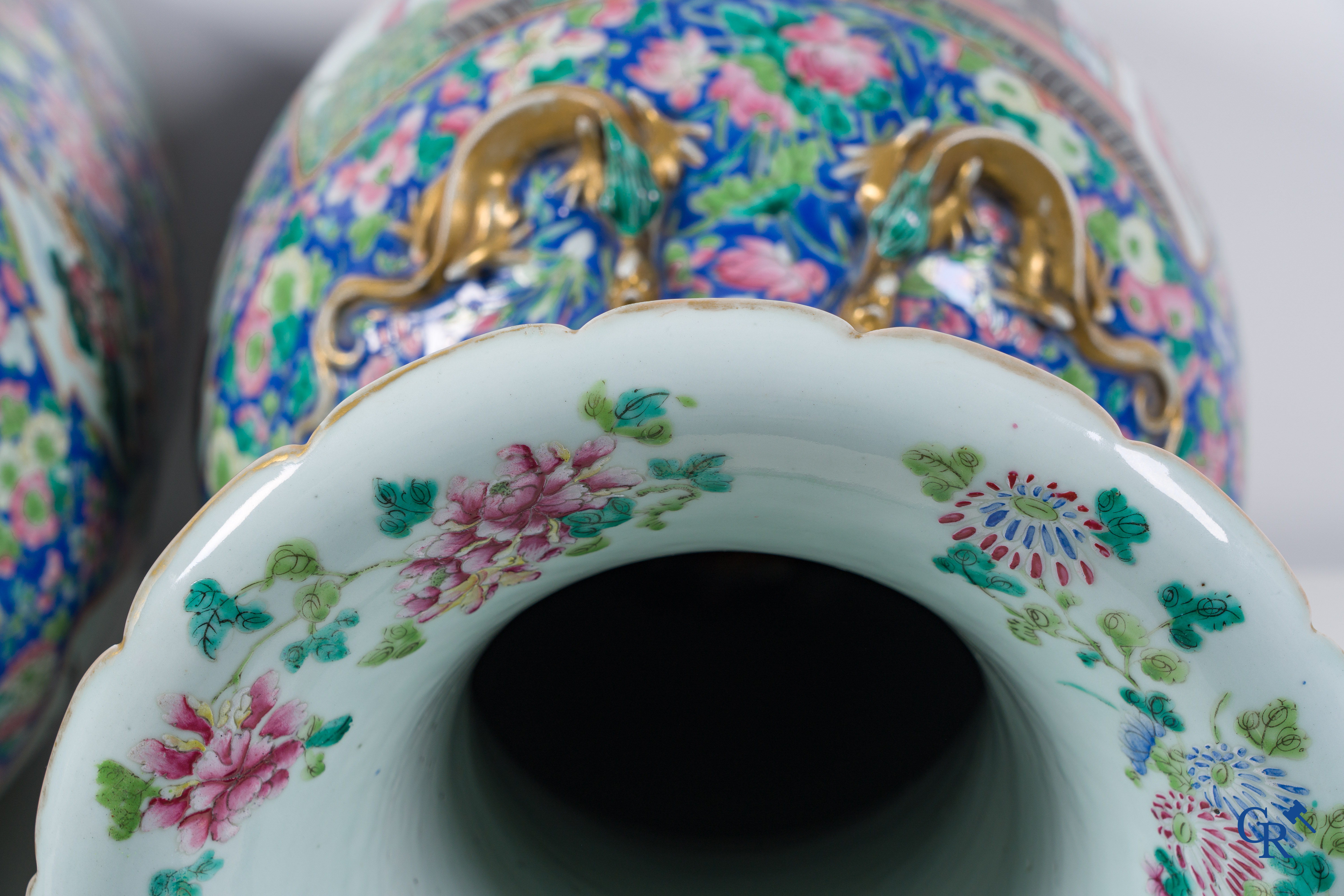 Art Asiatique: Porcelaine chinoise. Une paire d'importantes vases chinois avec un décor famille rose. Chine 19ème siècle.