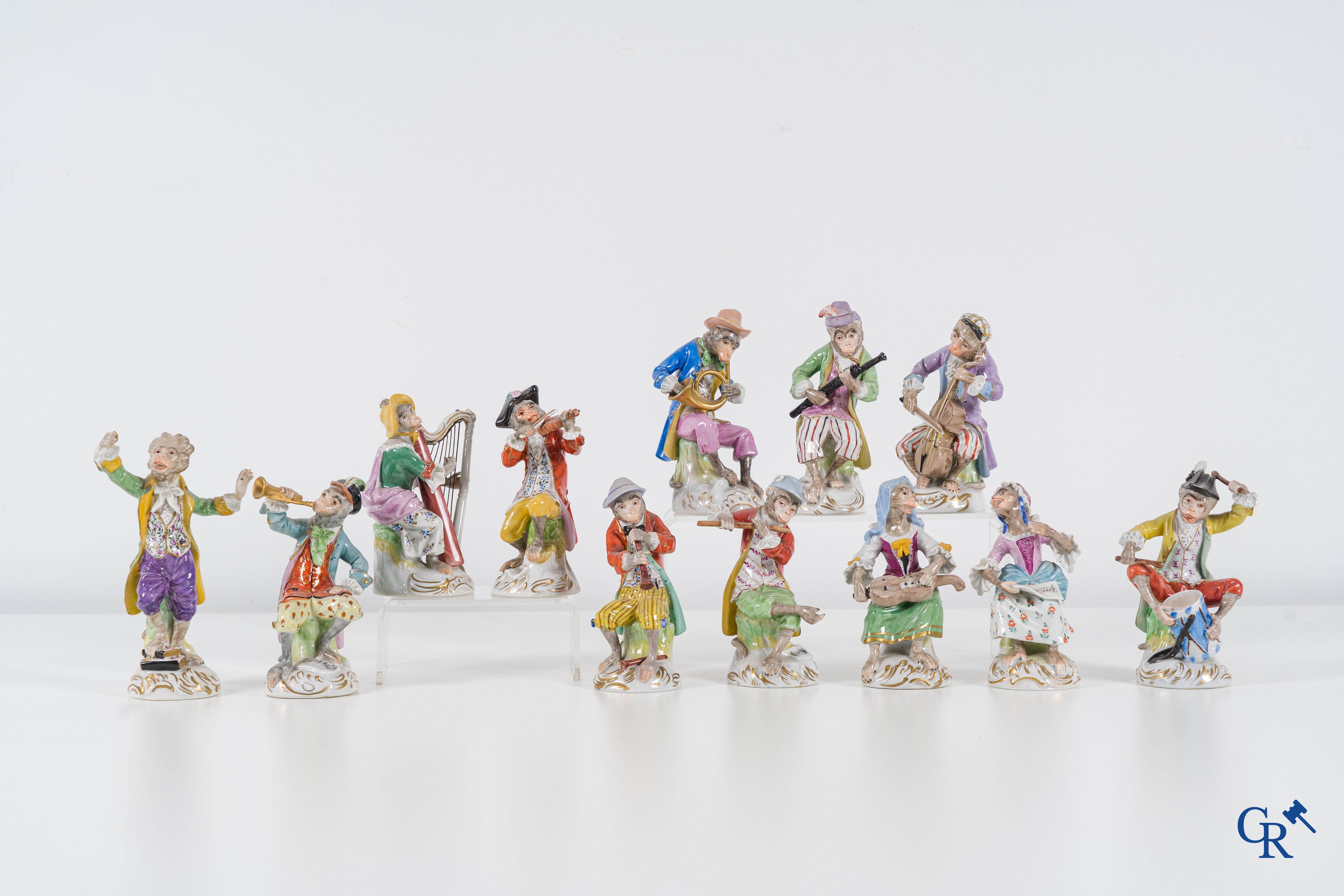 Porcelaine européenne: Un orchestre de singe 12 pièces en porcelaine de Dresde. Marqué.