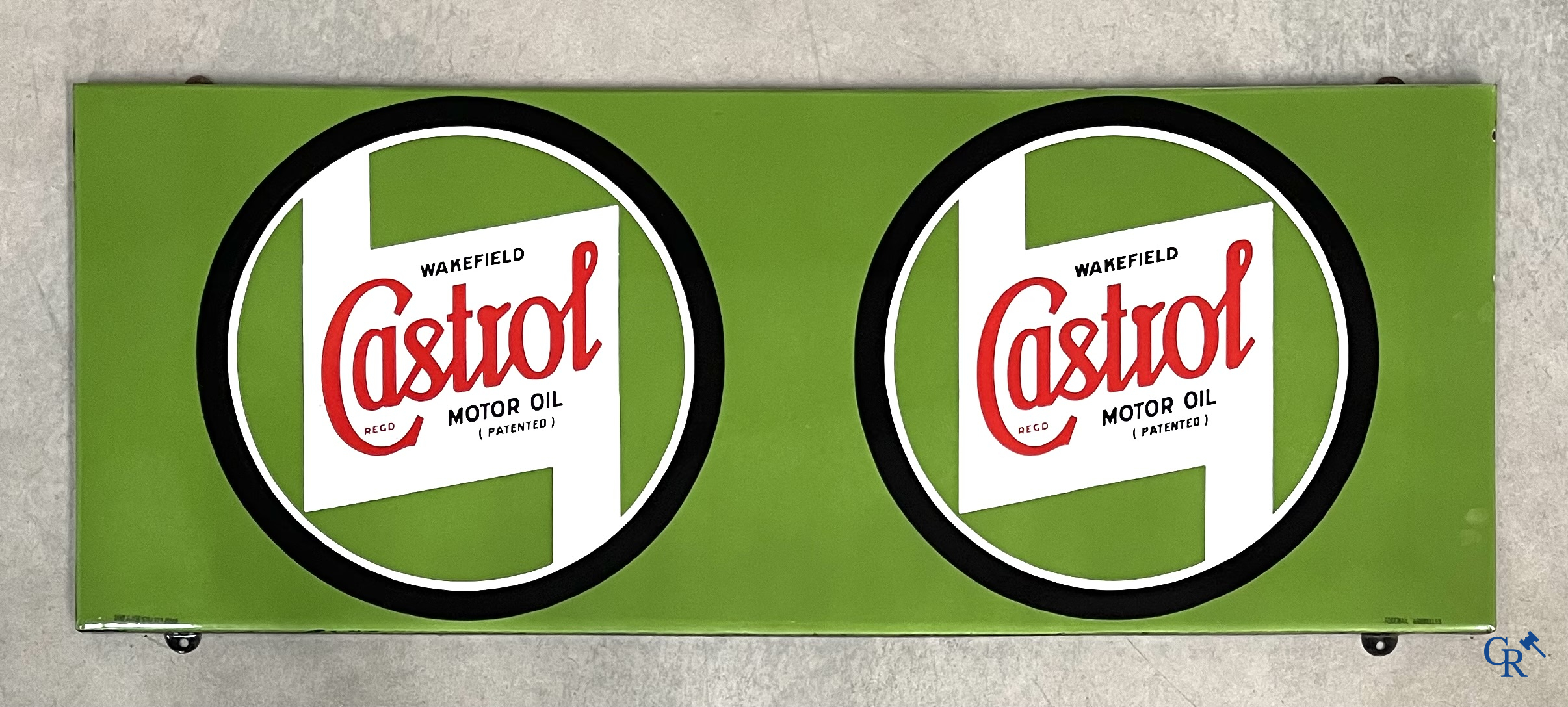 Castrol Motor Oil, emaille reclamebord voor Castrol motor olie. Zeldzame versie met 2 zwart omcirkelde logo's. 1948.