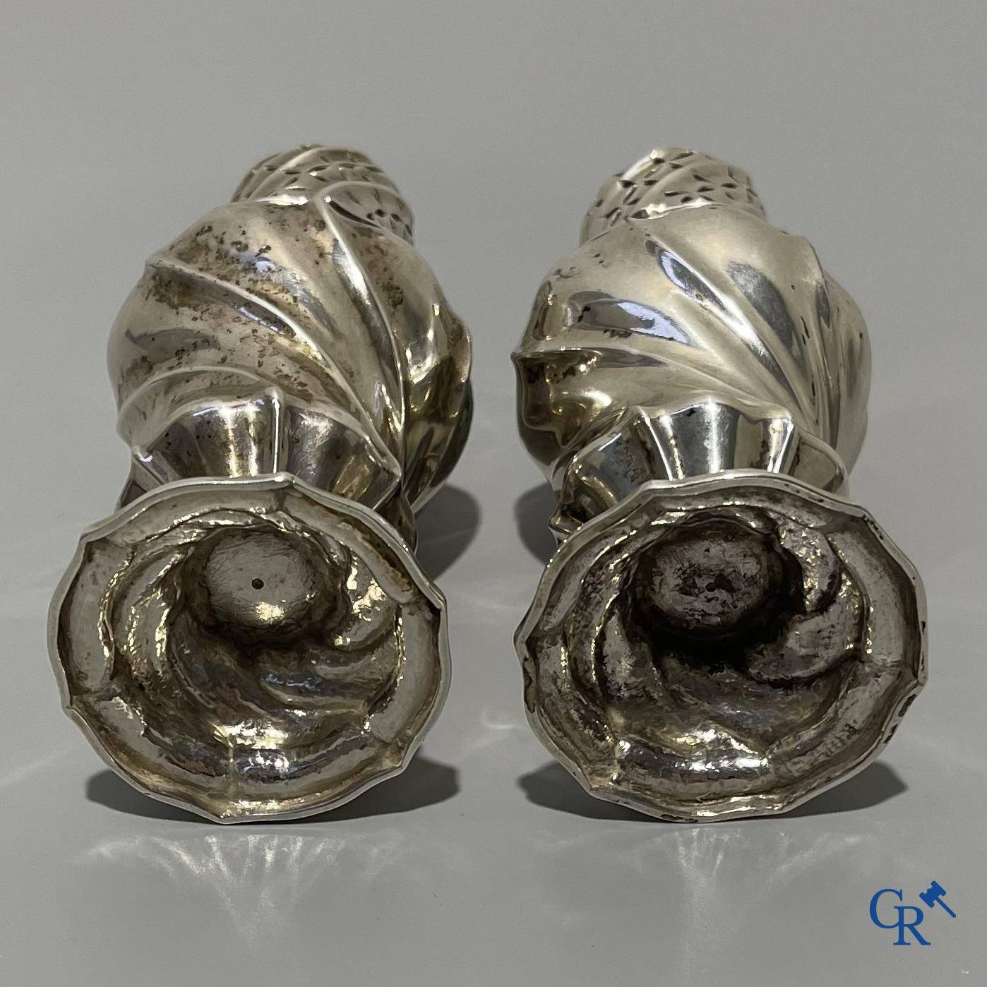 Zilver, paar strooibussen in zilver. 18e eeuw. Vermoedelijk Luik circa 1750-1760. Geen keurmerken zichtbaar.