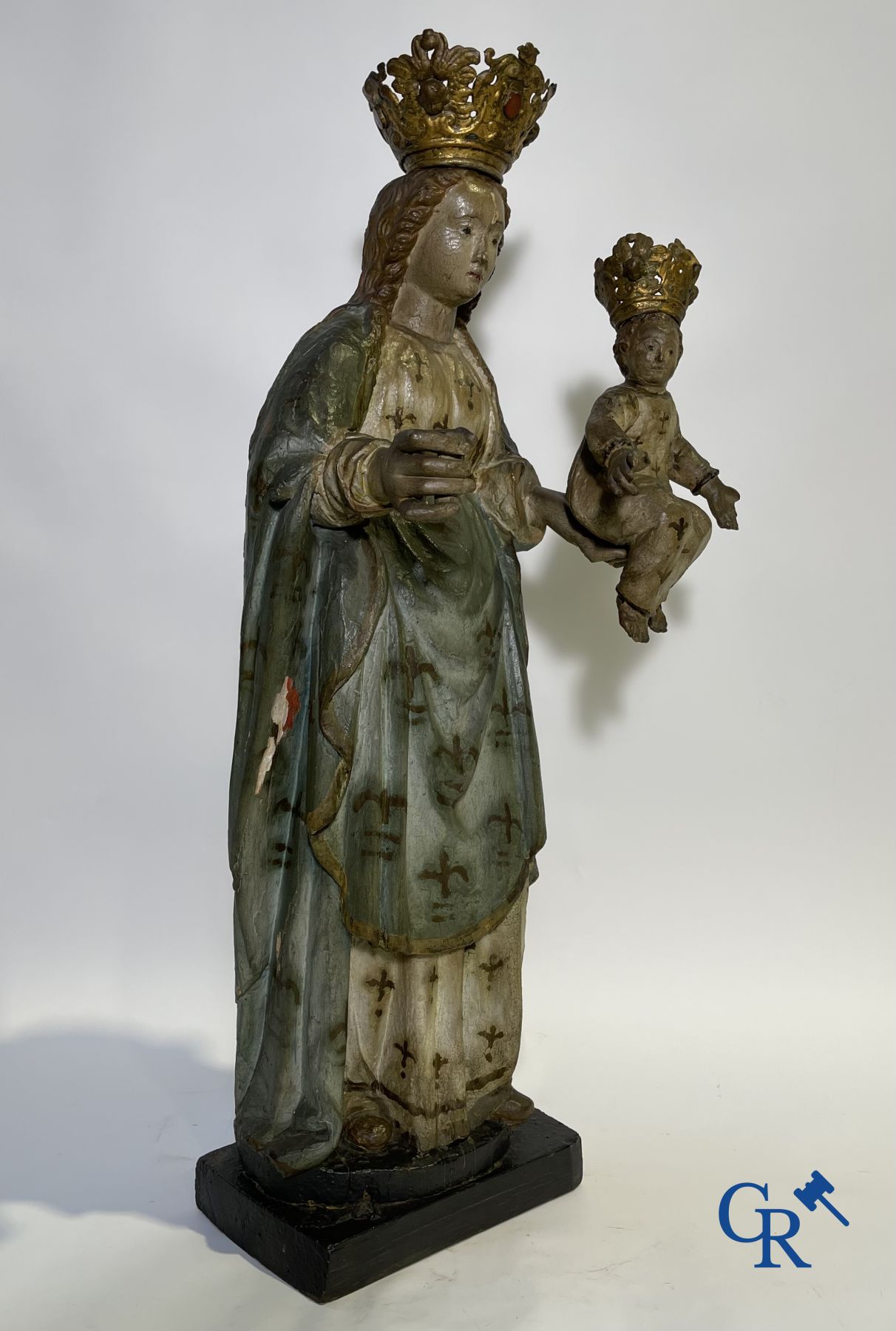 Sculpture Baroque en bois polychrome d'une Vierge à l'enfant. La couronne est incrustée d'une pierre semblable à de l'ambre.