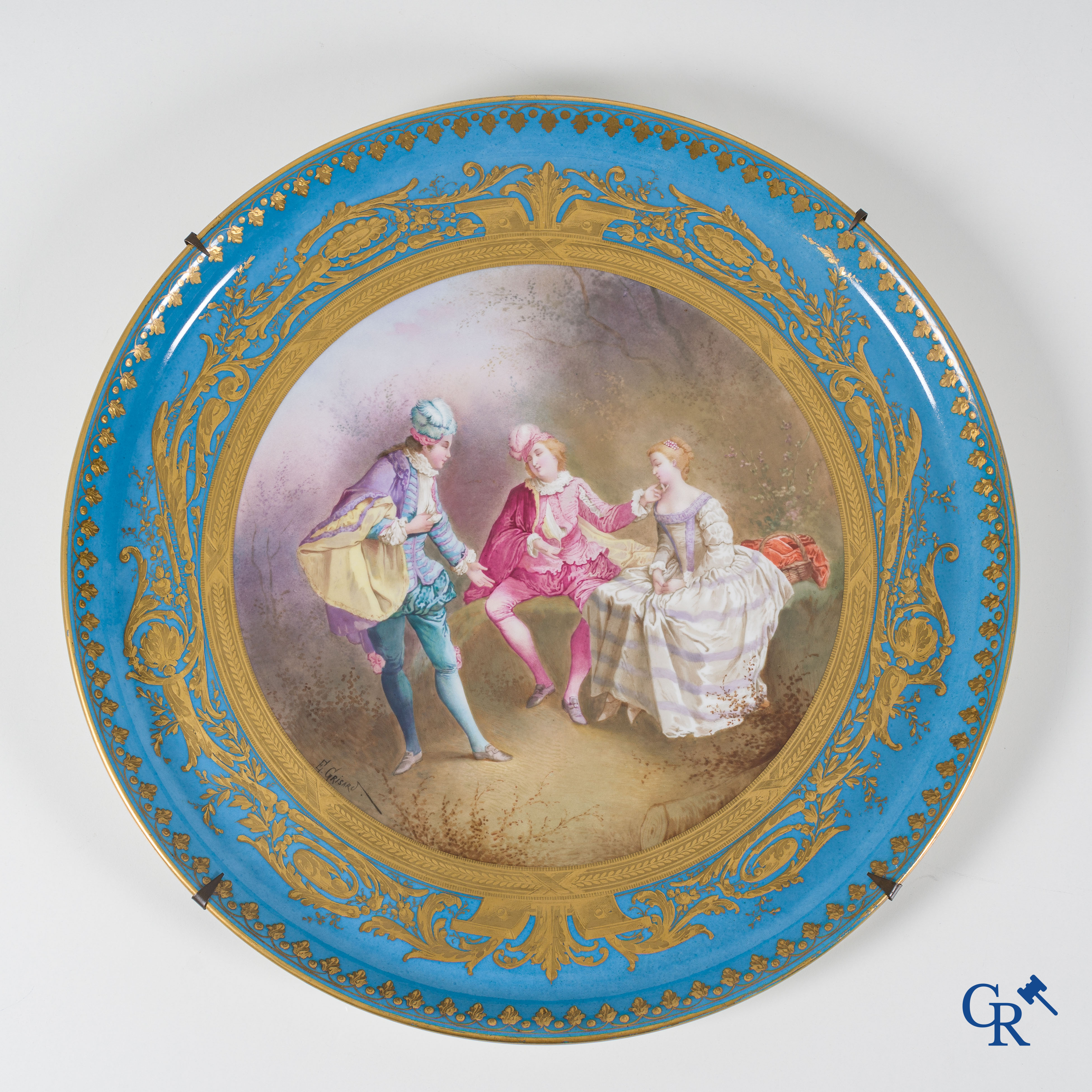 Porcelaine européenne, Sèvres, Château de fontainebleau. Un grand plat ornemental signé E. Grisard. 19ème siècle.