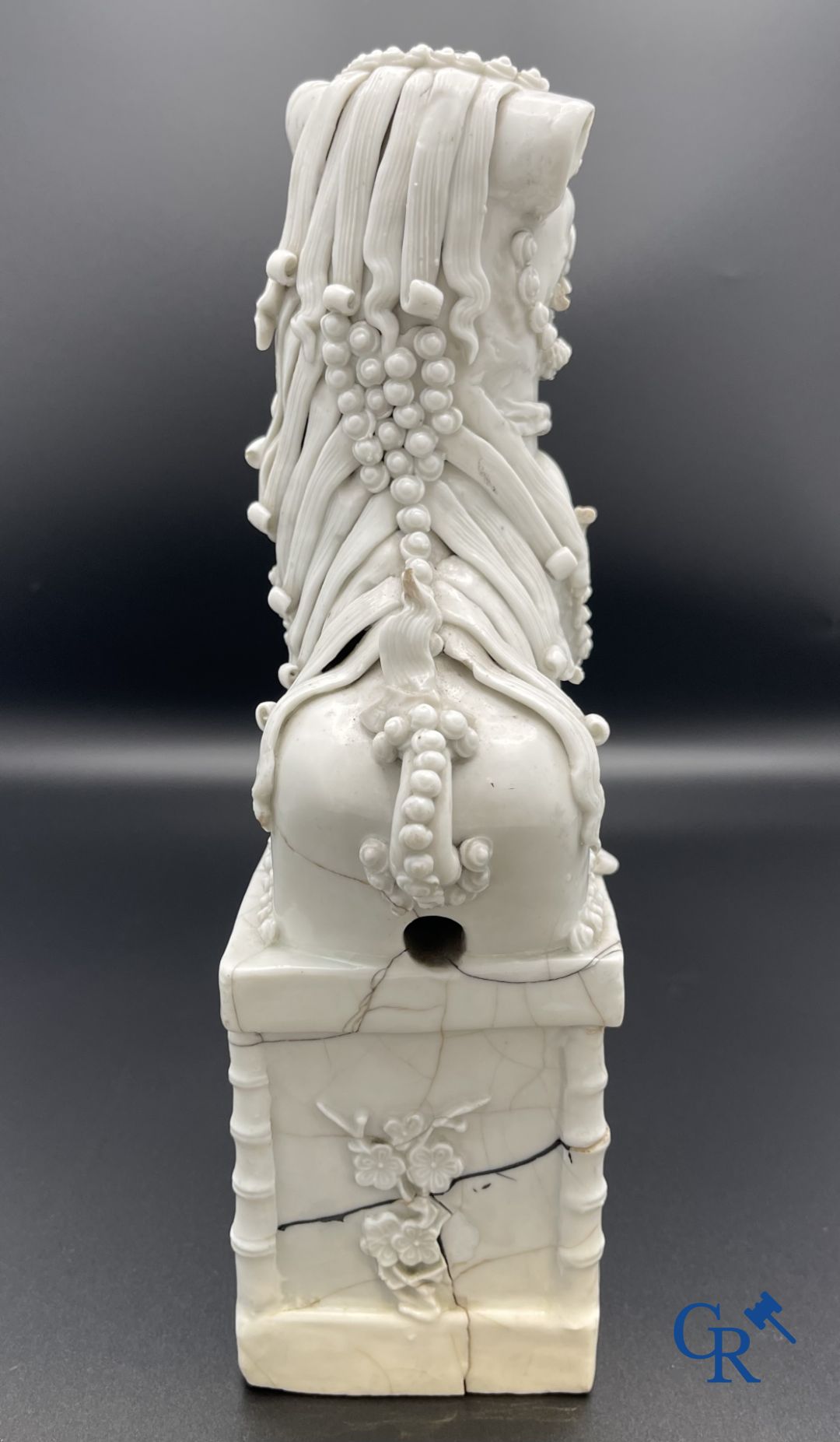 Porcelaine chinoise: Un lion bouddhiste et un groupe en blanc de Chine.