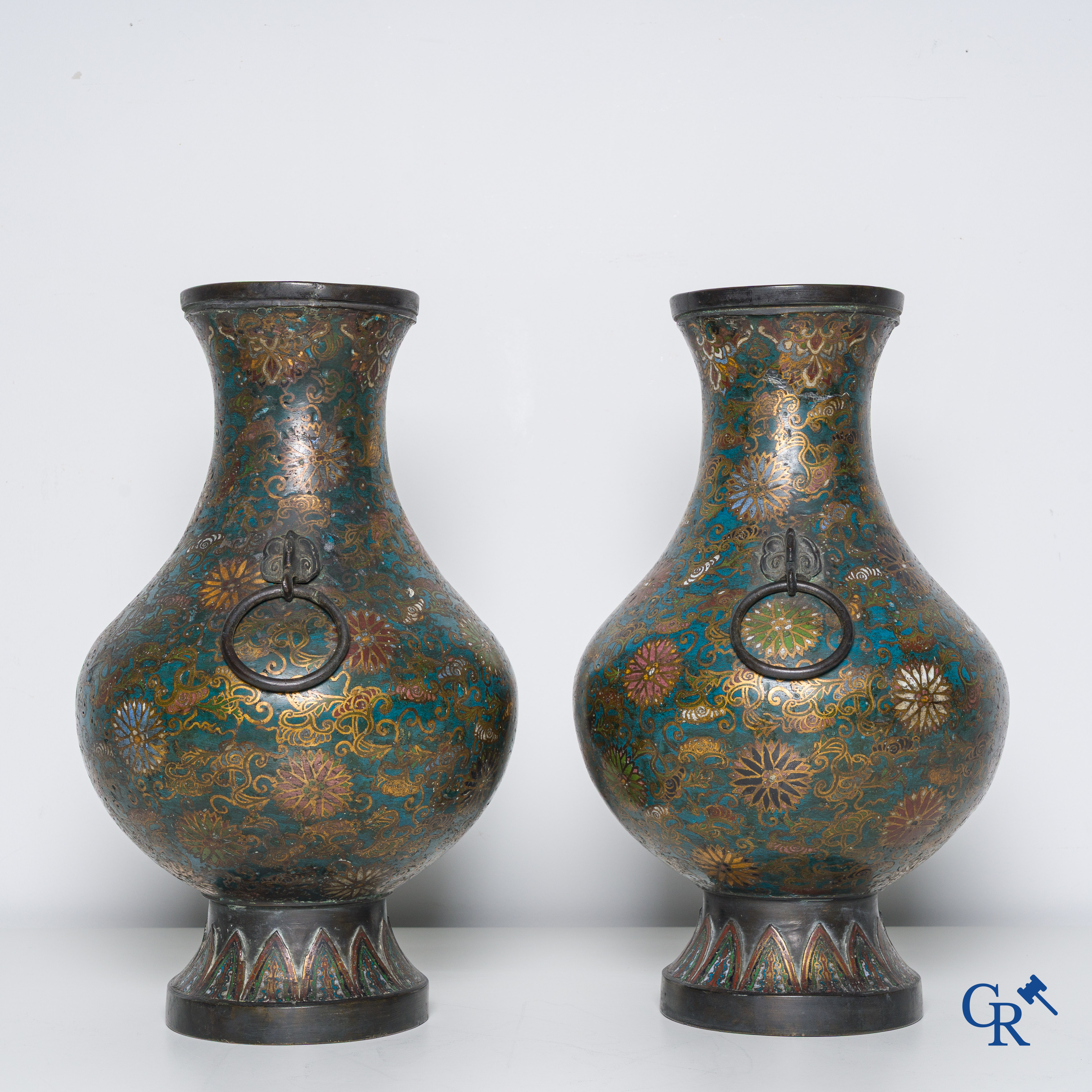 Art Asiatique, une paire de vases chinois en cloisonné. Marqué.