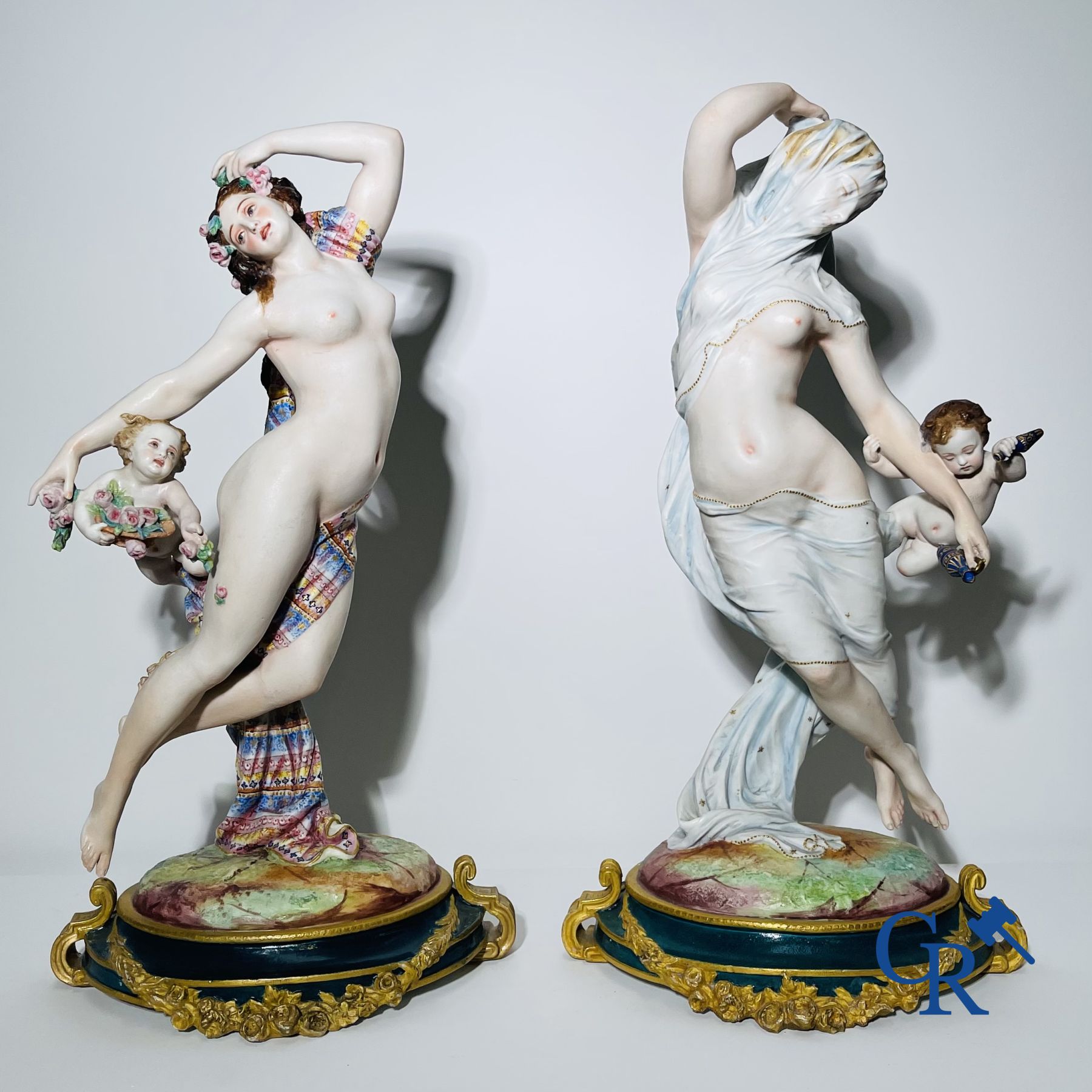 Porcelaine: Grande paire de statues en biscuit multicolores décorées et dorées en reliëf figurant "Le Jour et La Nuit".