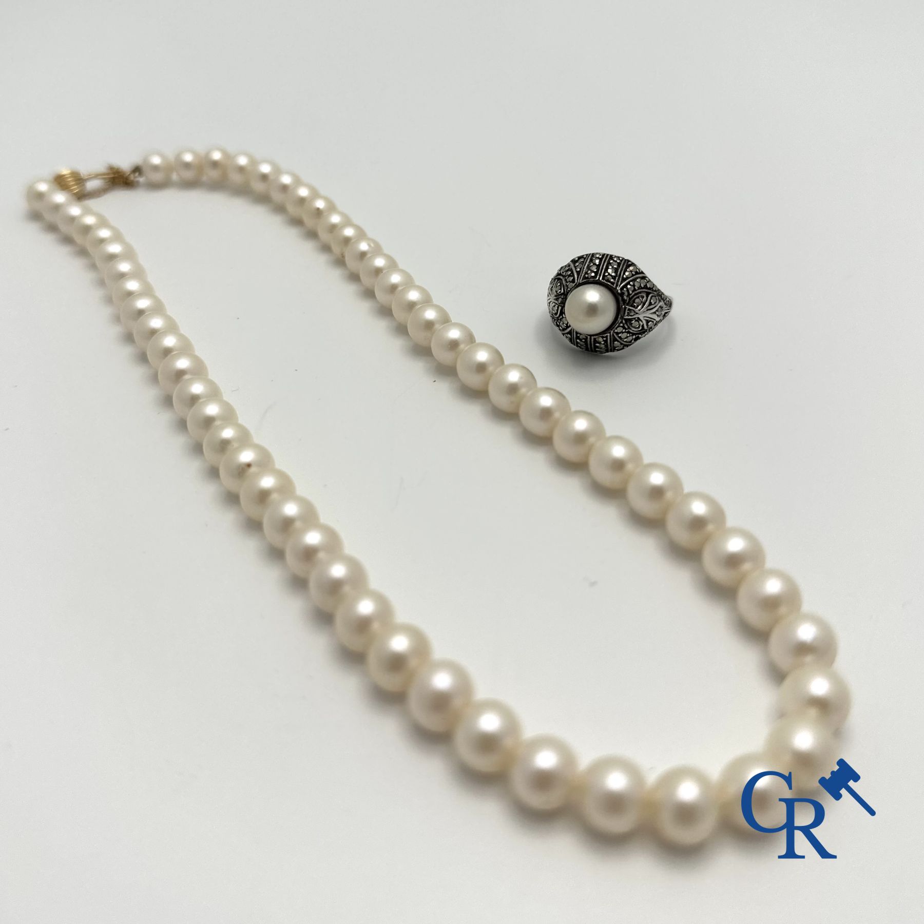 Jewellery: Lot consisting of a pearl necklace with gold clasp 18K and a ring in silver (935°/00)