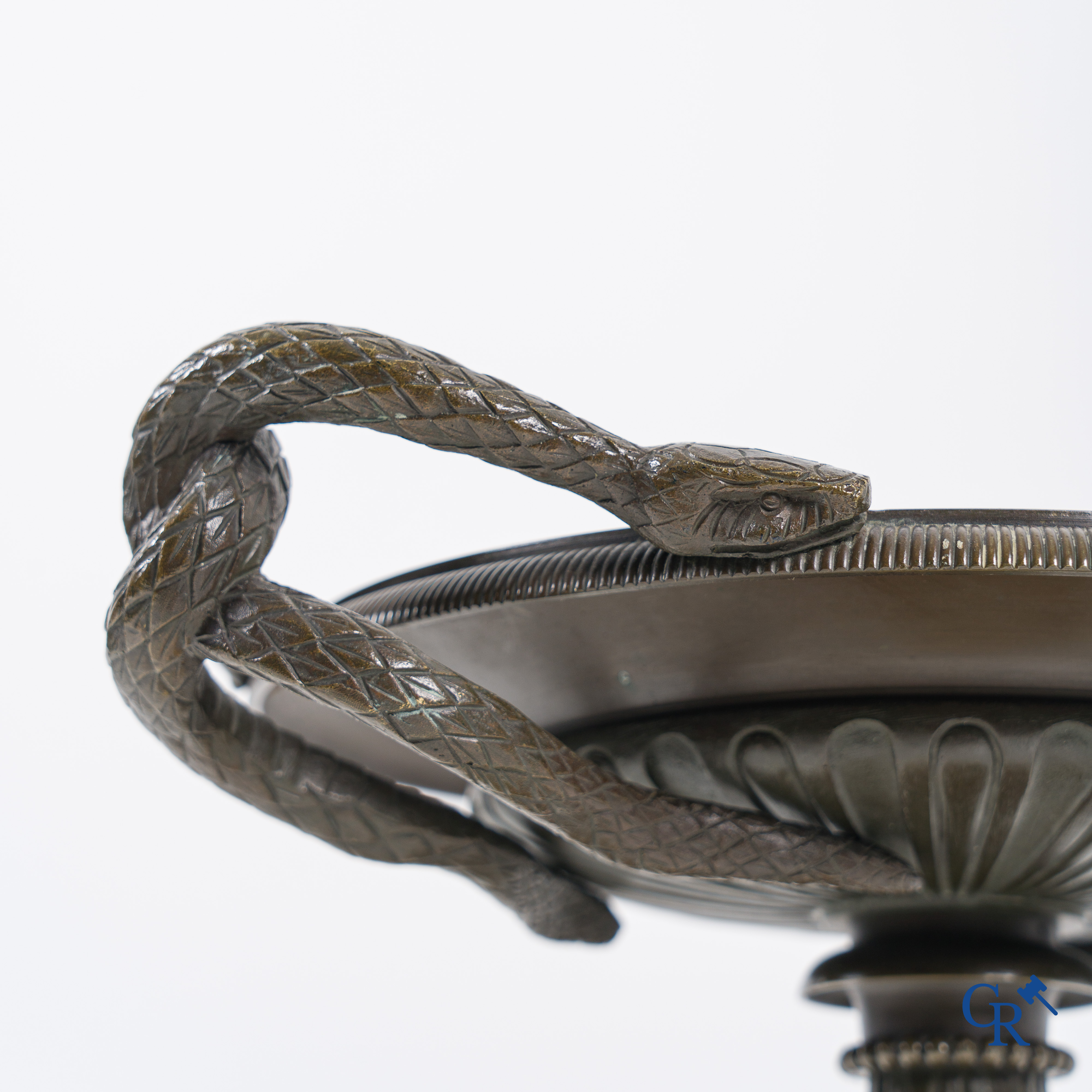 A finely crafted bronze tazza on a Giallo Siena marble pedestal. Empire style. Period 1860.