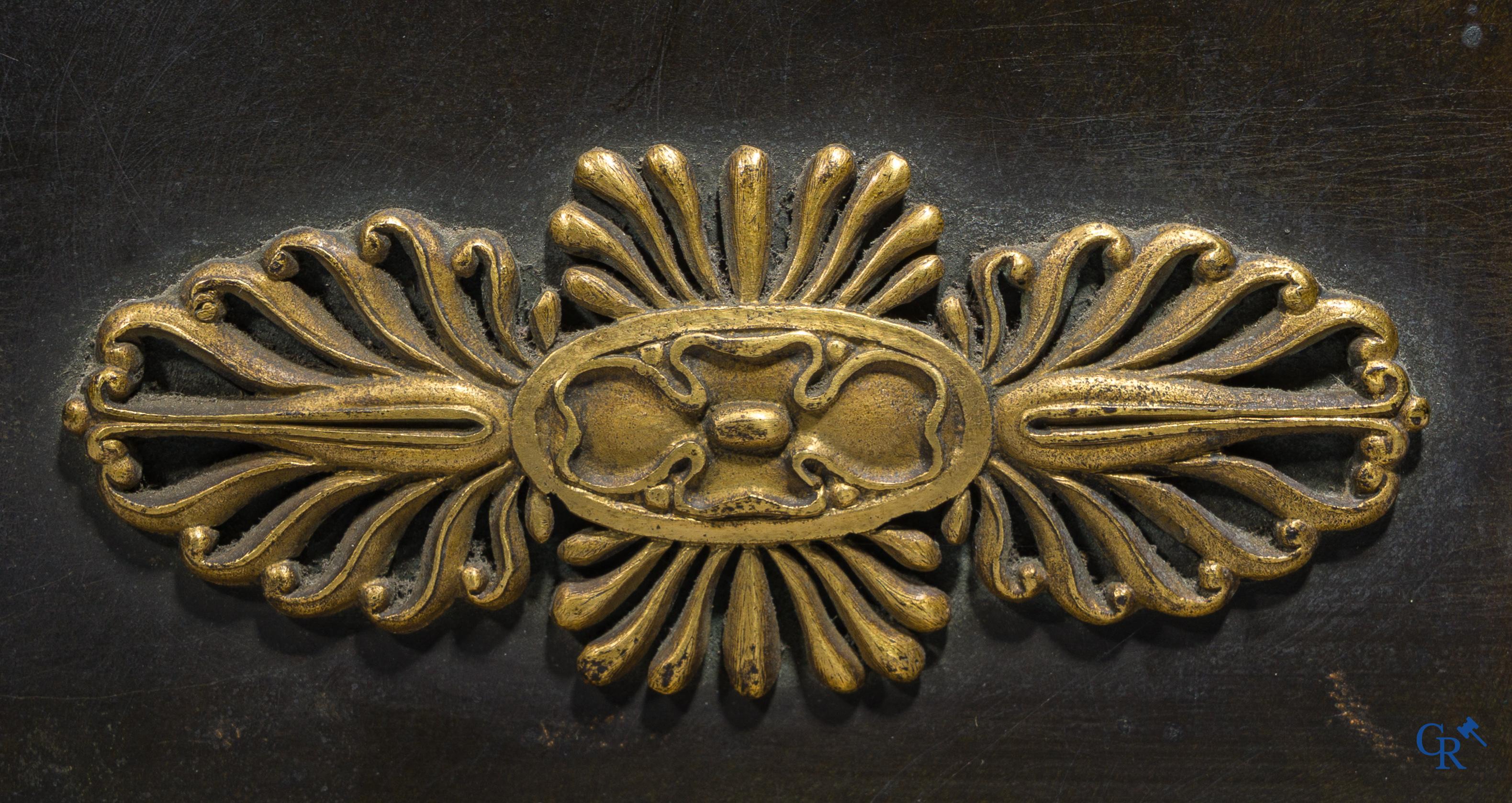 Claude Galle, Rue Vivienne à Paris. Pendule borne "Anacreon" in verguld en gepatineerd brons. Empire, Circa 1806.