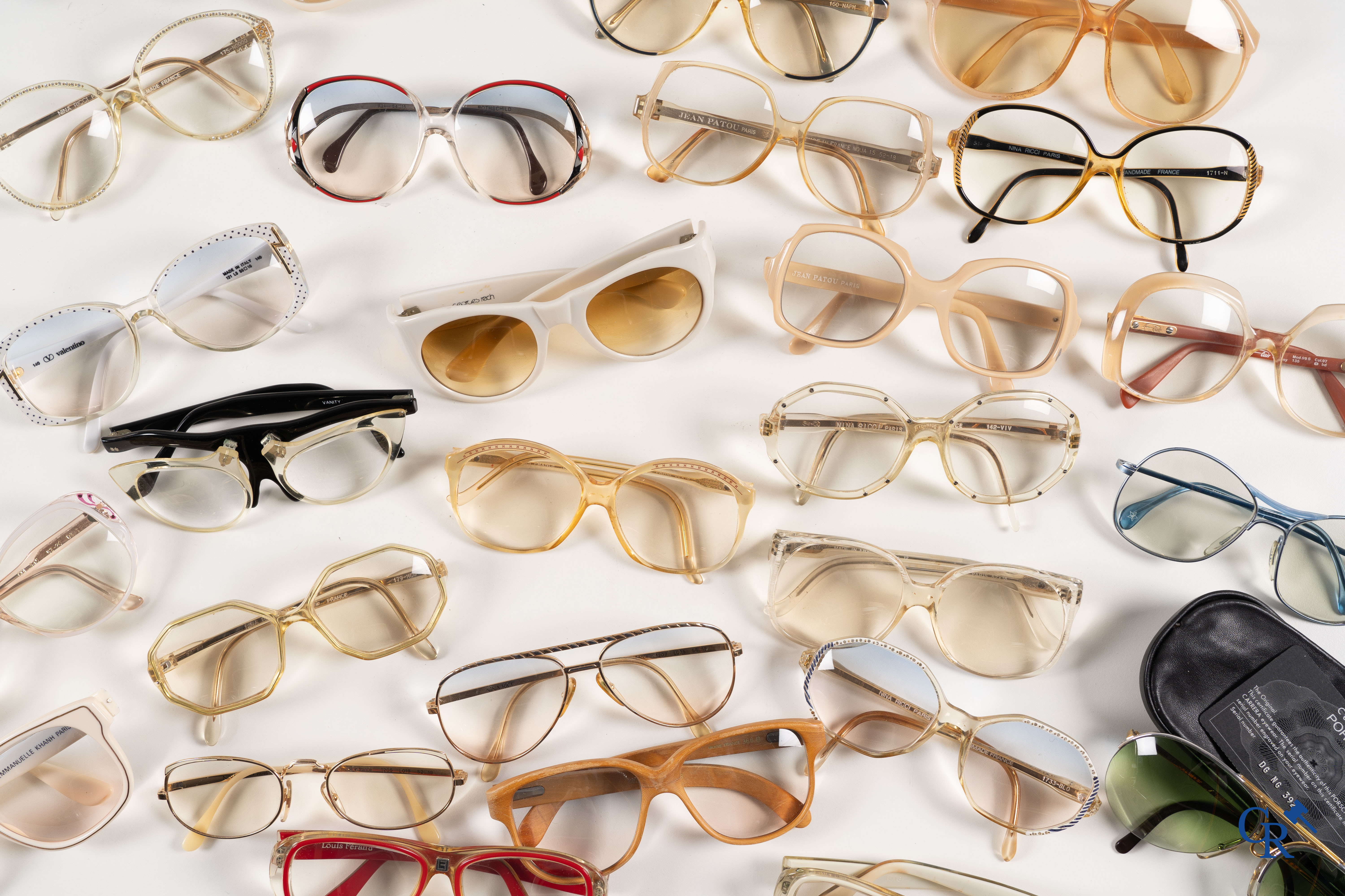 Fashion/Vintage: A large lot of vintage glasses. 28 pieces. Nina Ricci, Jean Patou, Louis Feraud, Porsche Design, etc.