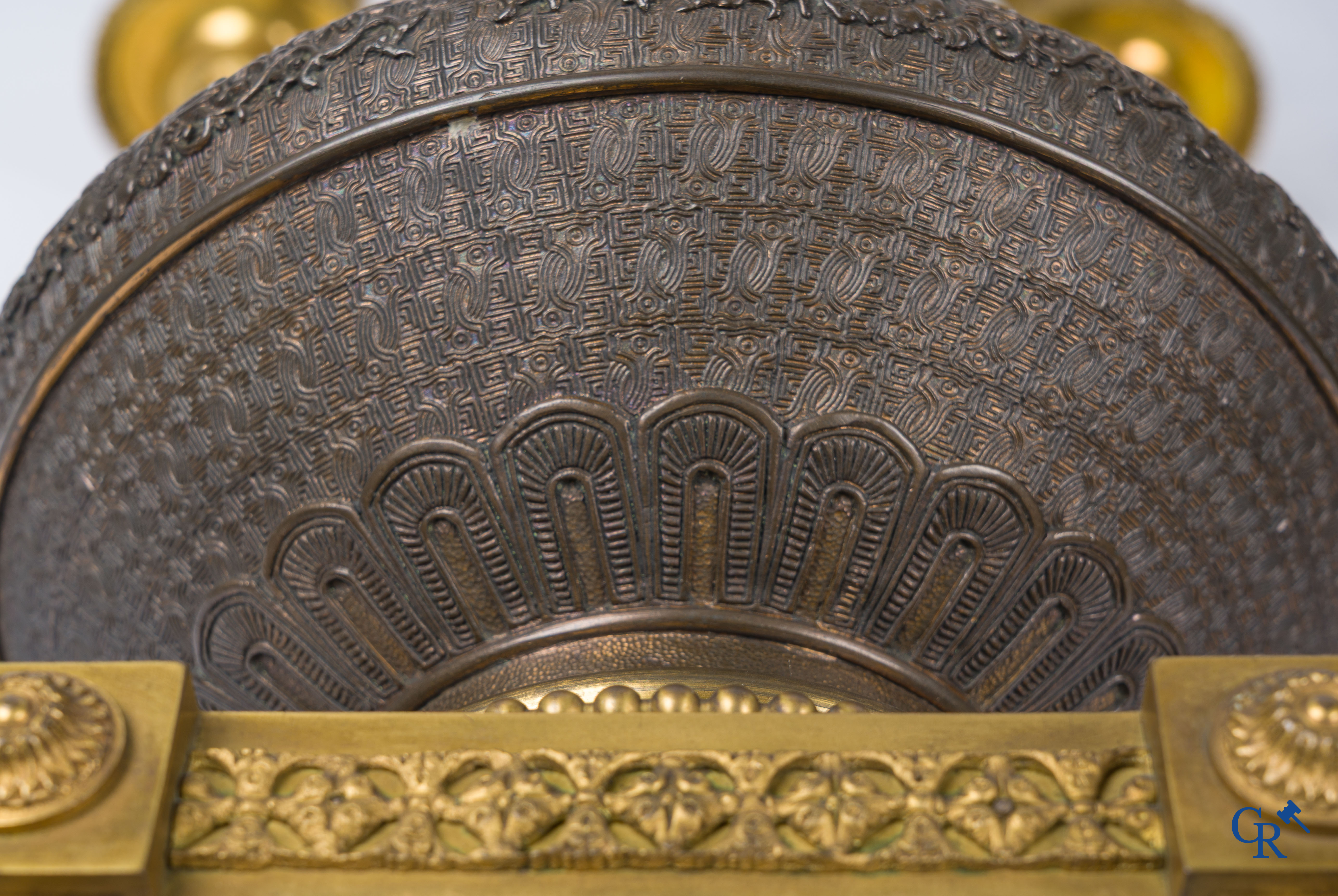 Aziatica, Een paar bronzen kandelaars met fijn bewerkte Oosterse vazen met draken. Circa 1880.