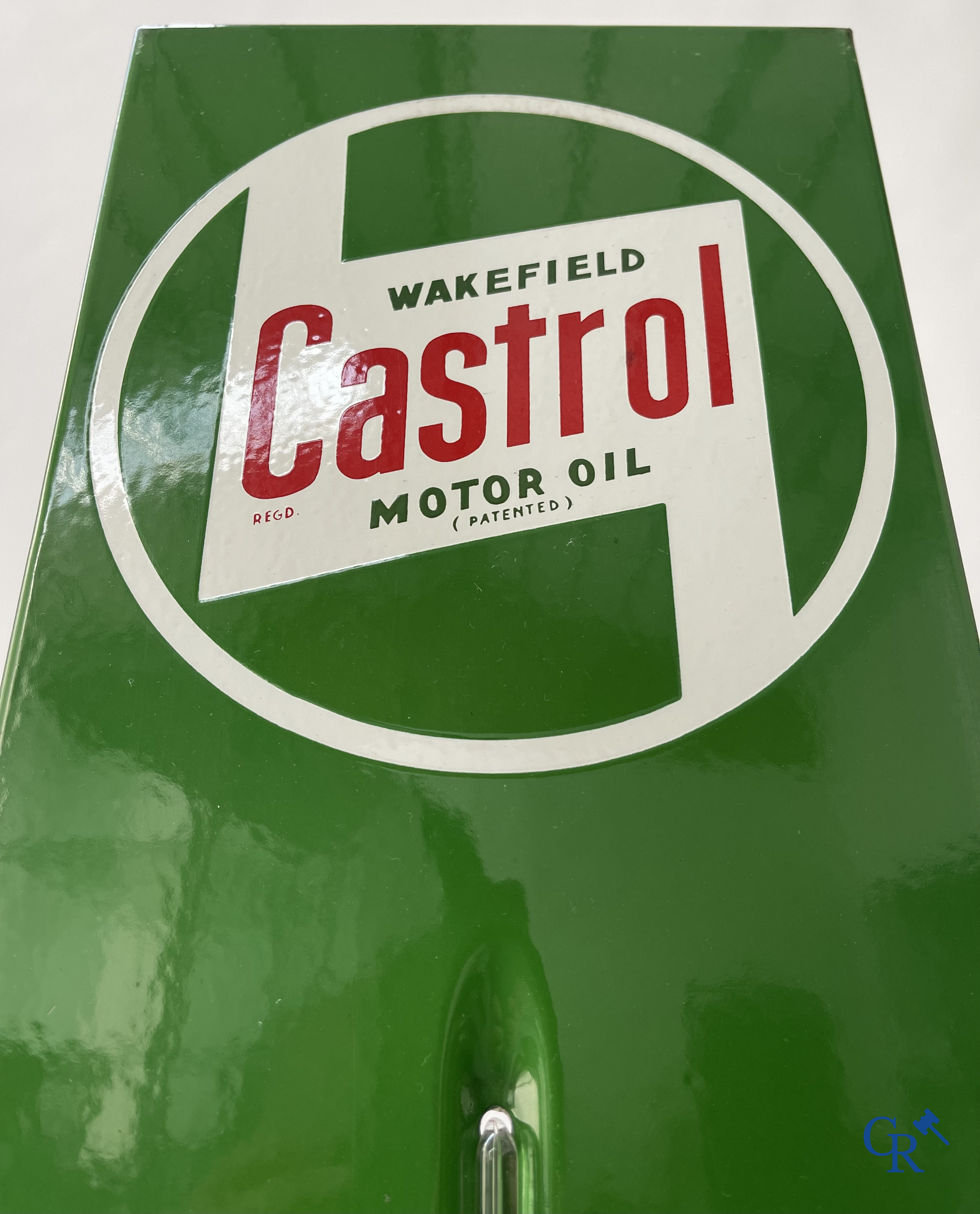 Castrol Motor Oil, een emaille reclamebord met ingewerkte thermometer voor Castrol motorolie. Emaillerie Belge.