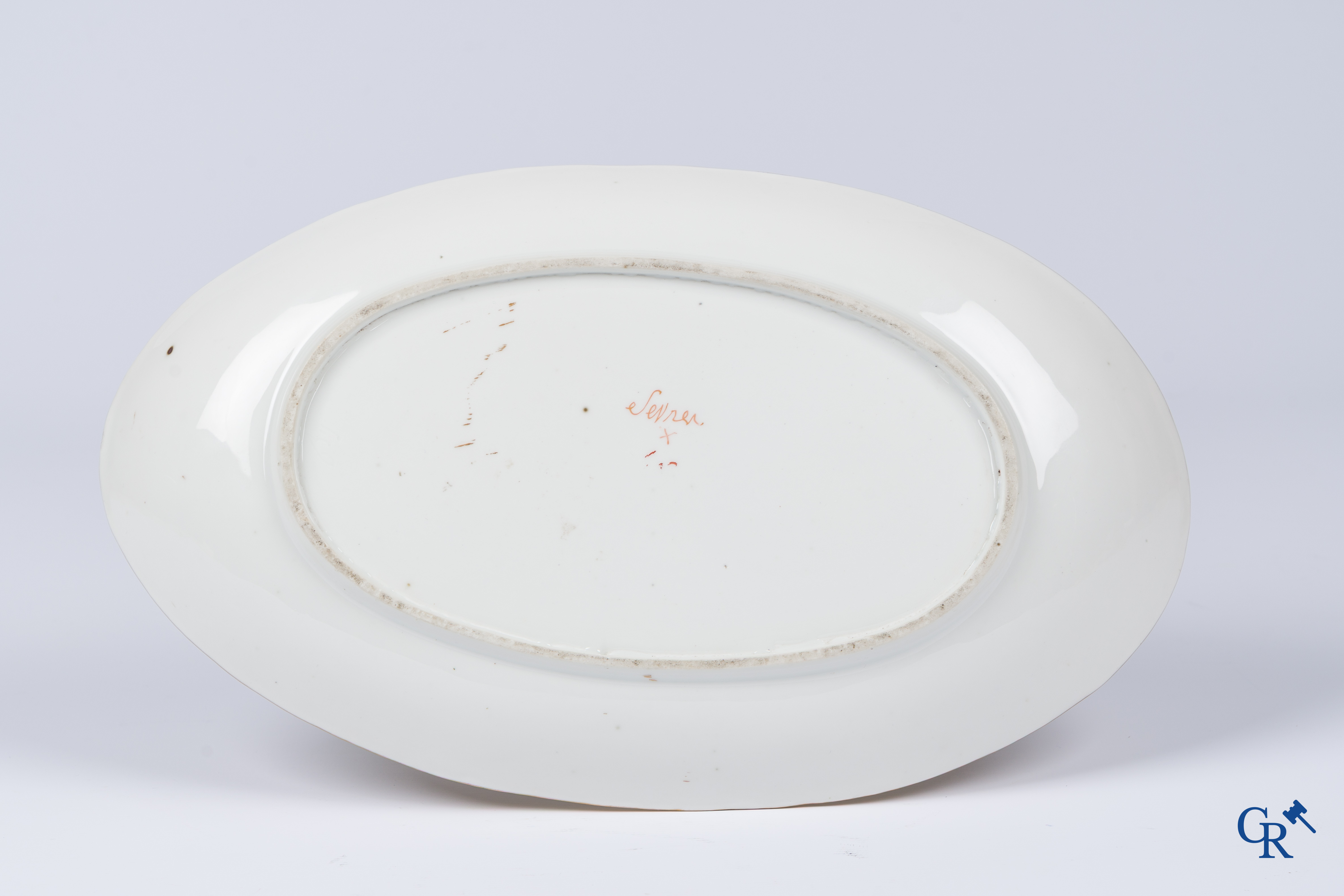 Manufacture nationale de Sèvres. Ovaal vormstuk in porselein met schildpadkleurige achtergrond. Consulaat, circa 1802.