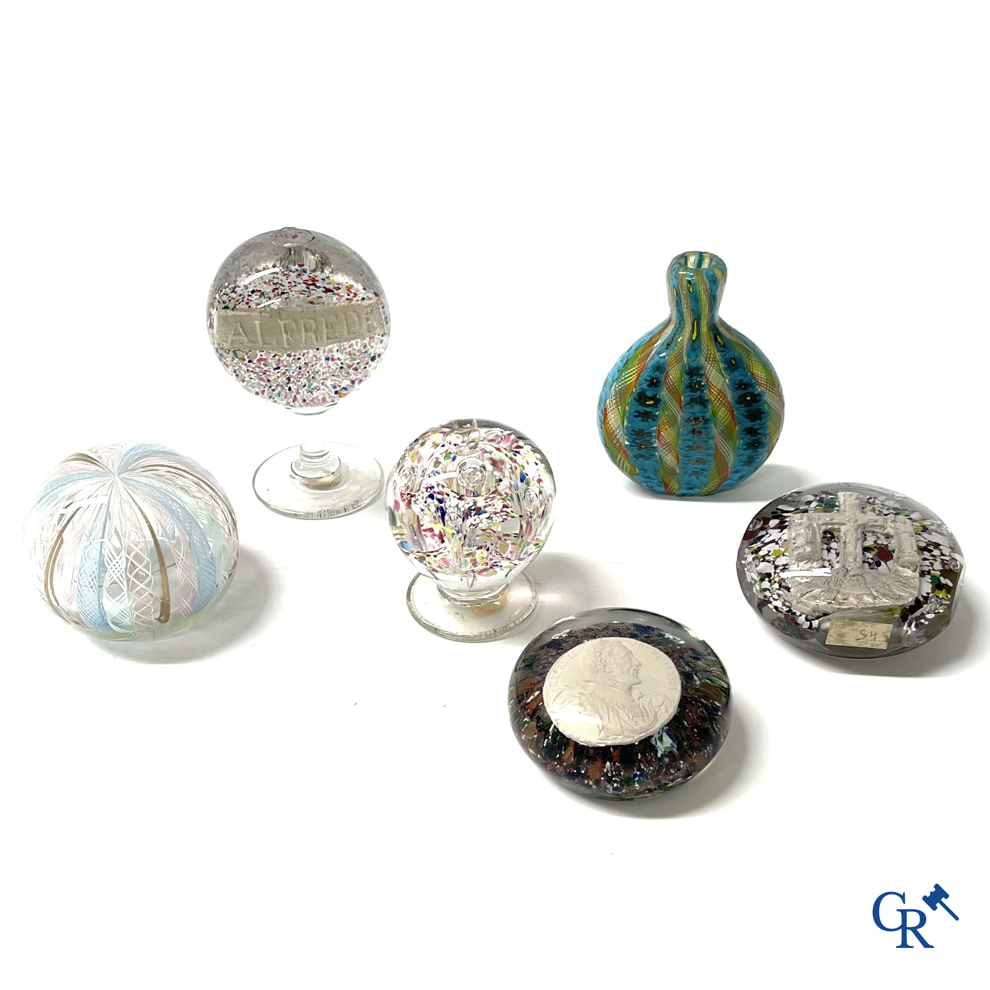 Meerdere presse-papiers en sulfure objecten waaronder een zeldzaam boule presse-papier met voorstelling van Henri II.