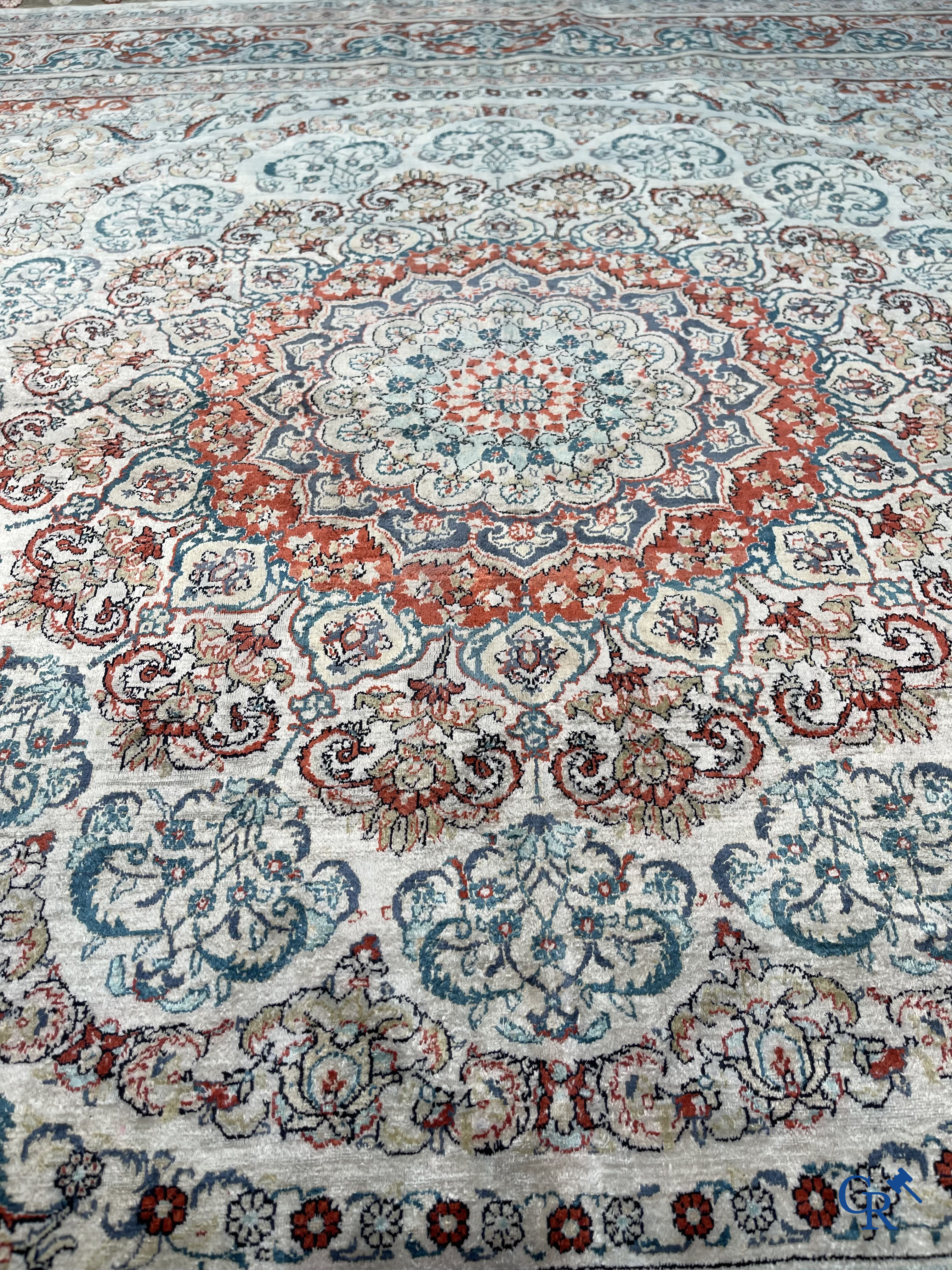 Tapis d'Orient: Hereke, un tapis d'orient en soie finement noué au décor floral.