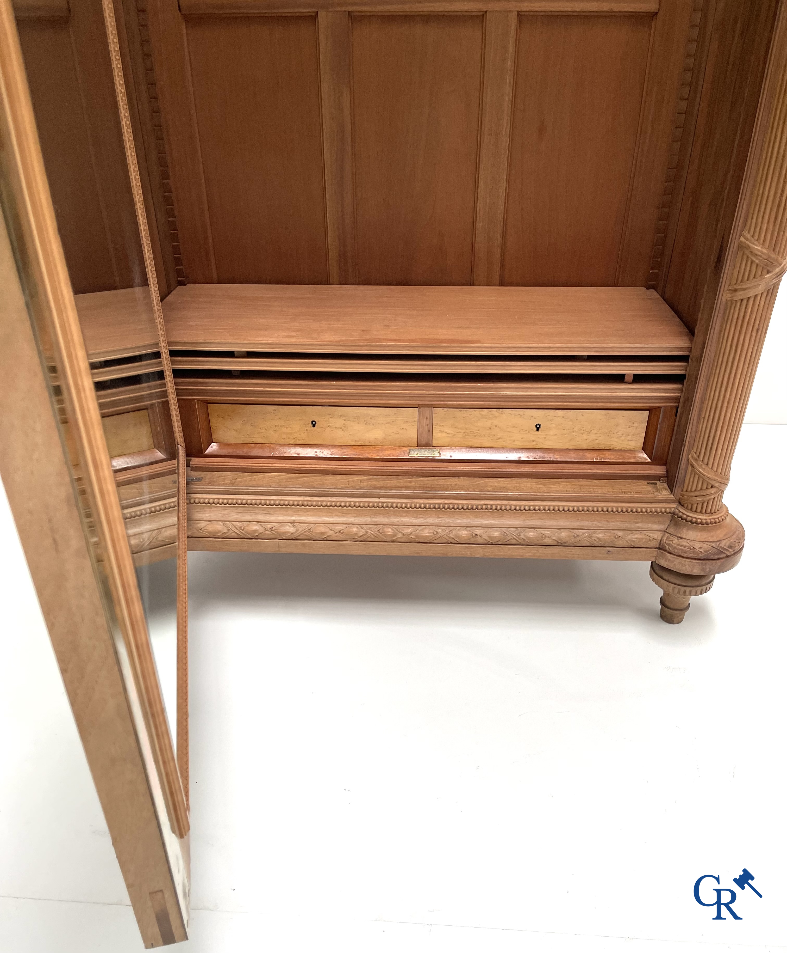 Cazanave Frères à Carcassonne. Een rijkelijk en fijn gesculpteerd meubel in LXVI-stijl met medaillon.