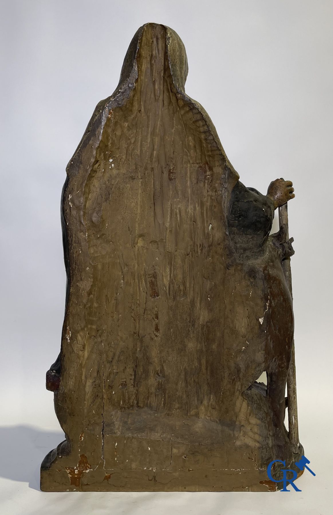 Impressionnante statue en bois polychrome du XVIIe siècle d'une sainte accompagnée d'une vache, d'un cochon et d'un mouton.