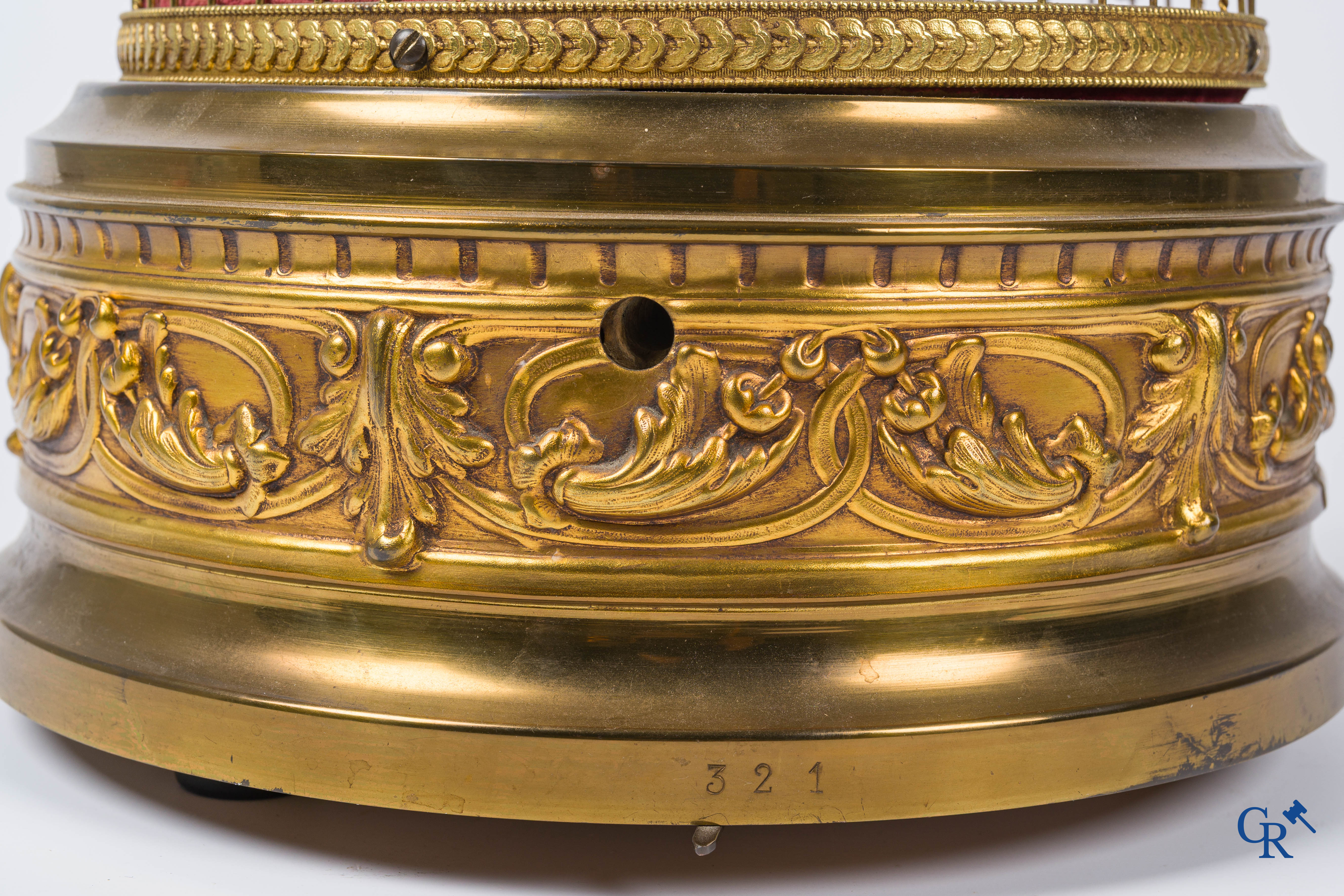 Automaat. Toegeschreven aan Bontemps. Een grote bronzen vogelkooi met 2 bewegende en zingende vogels.