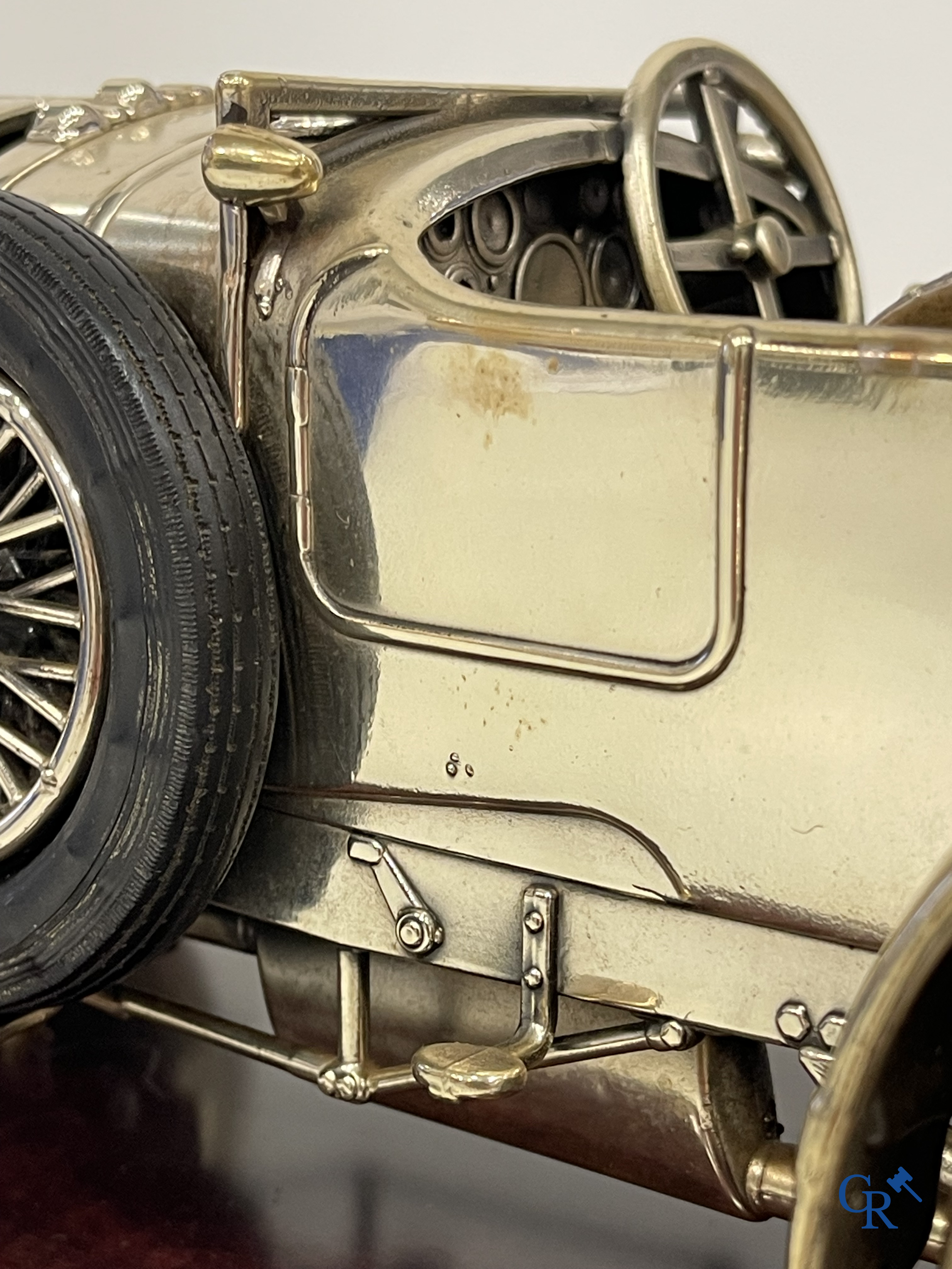 Bentley, een uitzonderlijk fijn gedetailleerd sterling zilveren 925°/00 schaalmodel van een 30 er jaren Bentley.