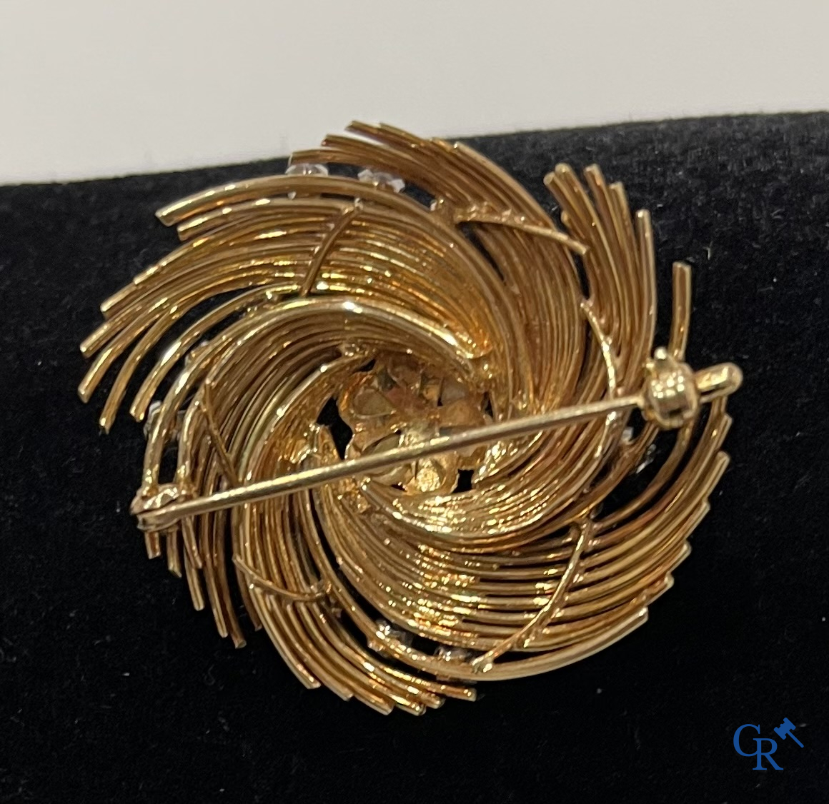 Jewellery, watches, a brooch in gold 750°/00 set with small diamonds.