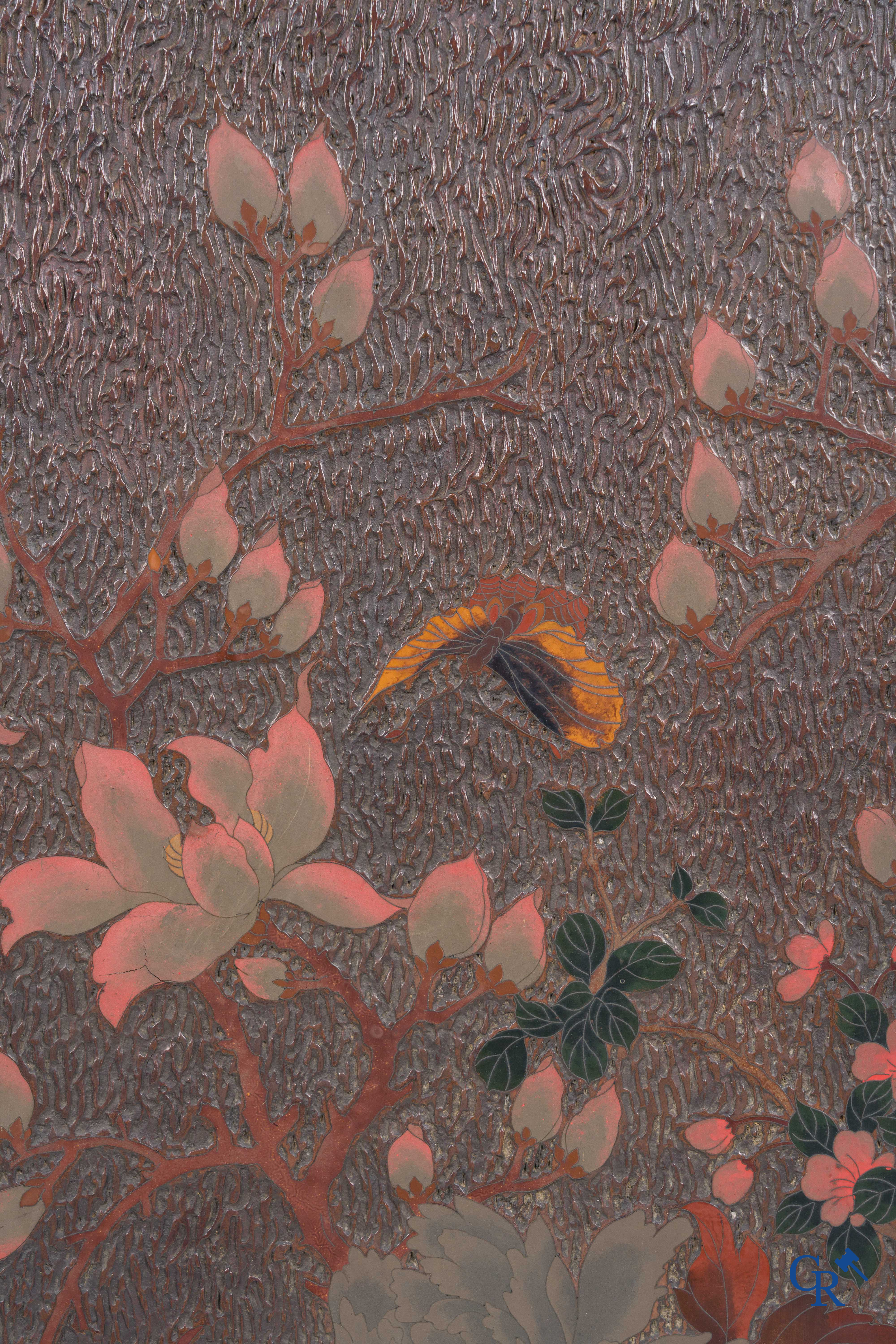 Aziatica, een groot houten paneel met lakwerk en inlegwerk. Bloemen en vlinder decor. 19e eeuw.