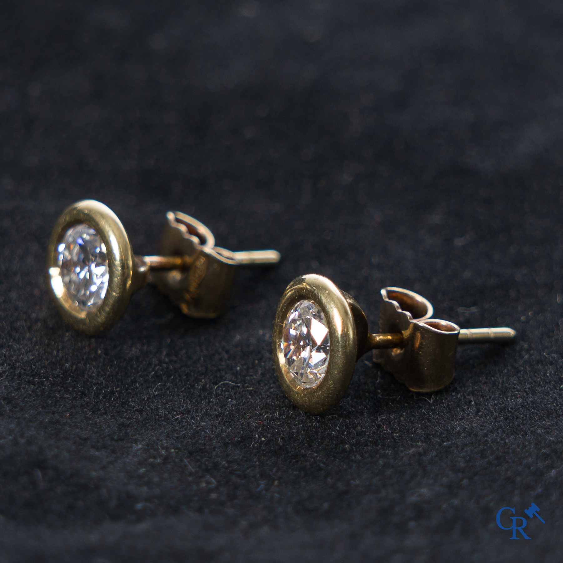 Bijoux: Une paire de boucles d'oreilles en or 18K (750 °/00) serties de diamants.