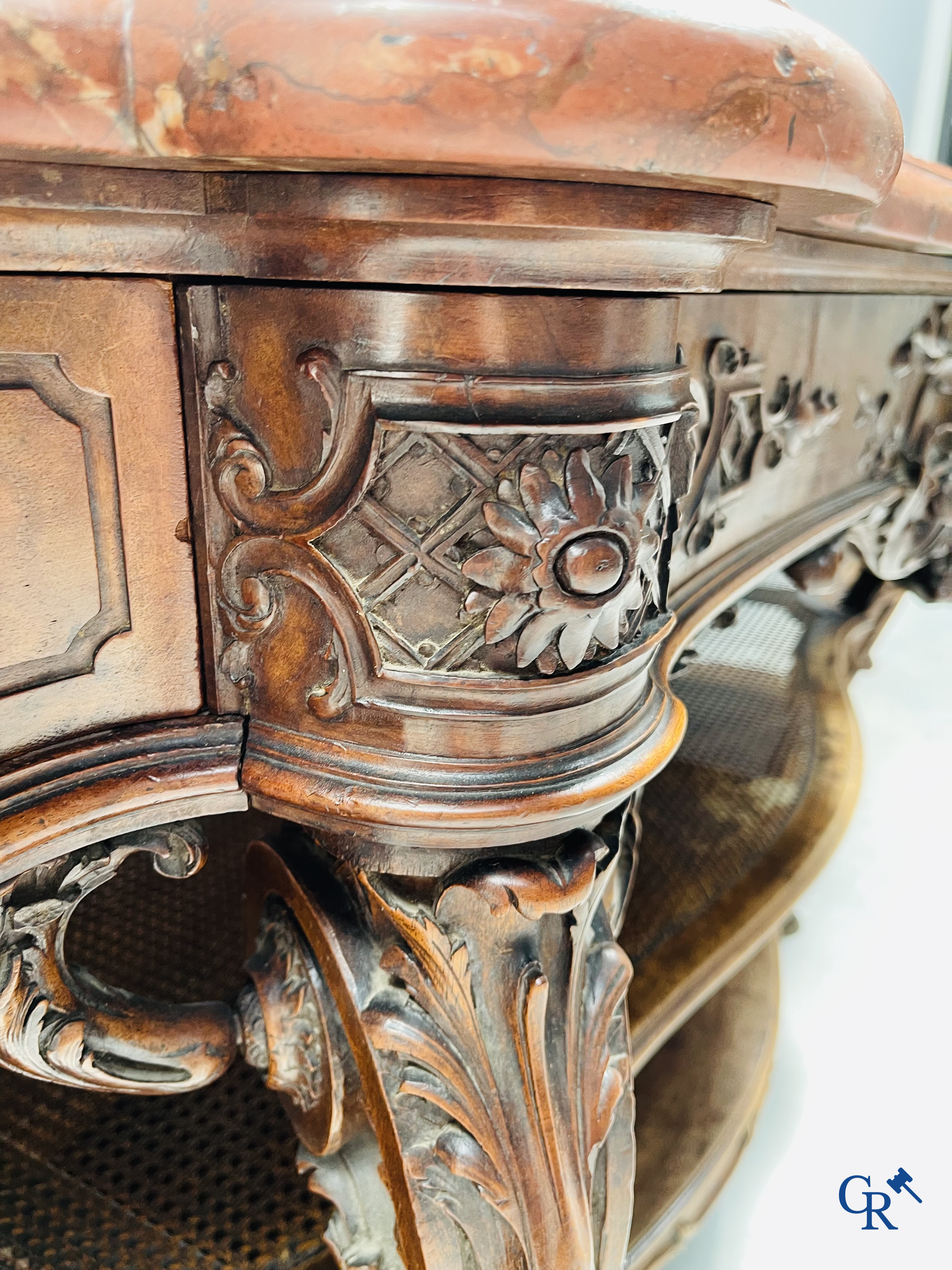 Maison Roll, 42, Rue Faubourg St. Antoine Paris. Een uitzonderlijk desserte meubel in gesculpteerd notelaar. LXVI-Stijl.