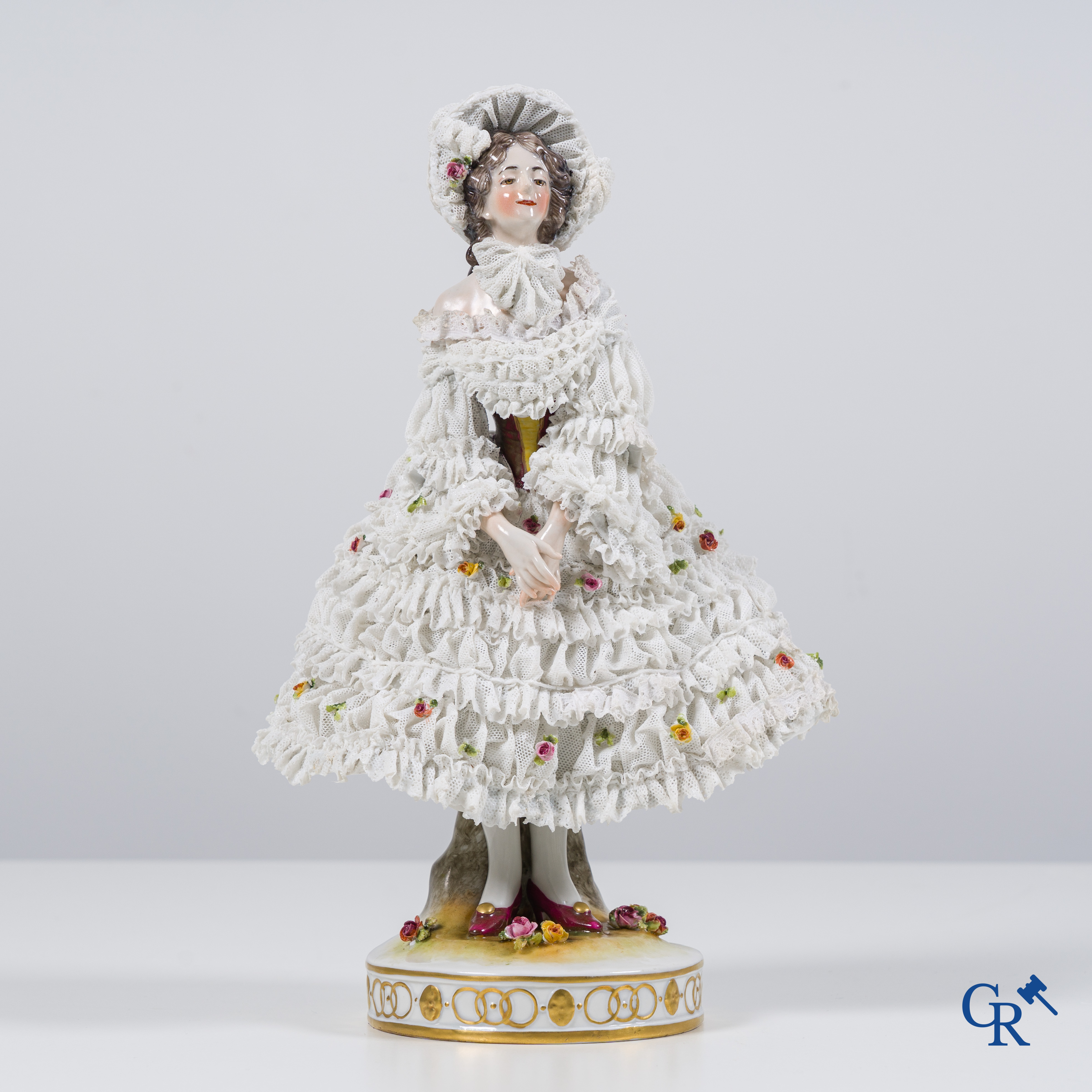 Volkstedt Rudolstadt: Porcelaine en dentelle. Grand statue d'une dame élégante dans une robe belle-époque.