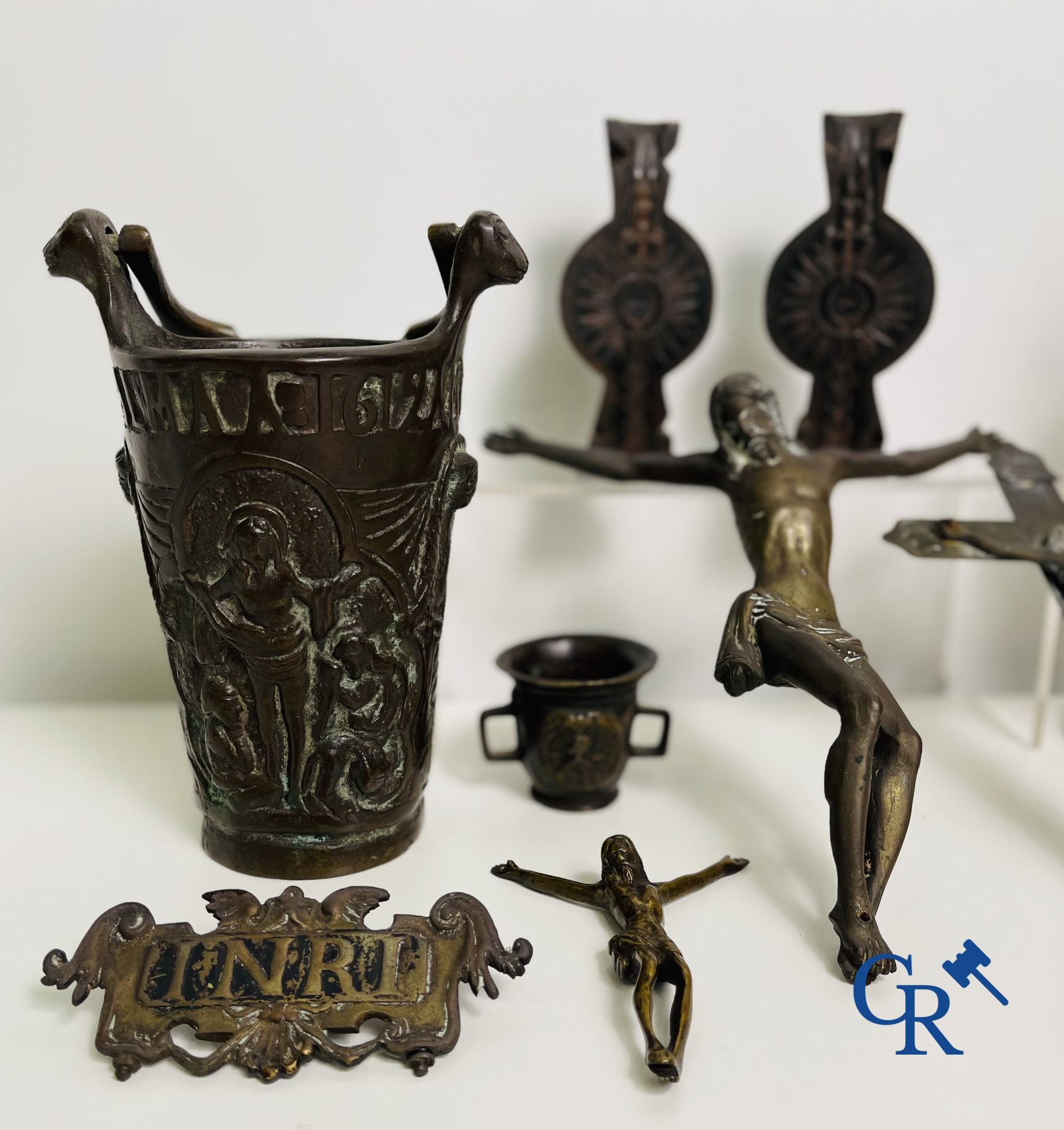 Un lot avec divers objets religieux en bronze et métal : corpus, mortier, etc. XVIIe-XVIIIe-XIXe siècles.