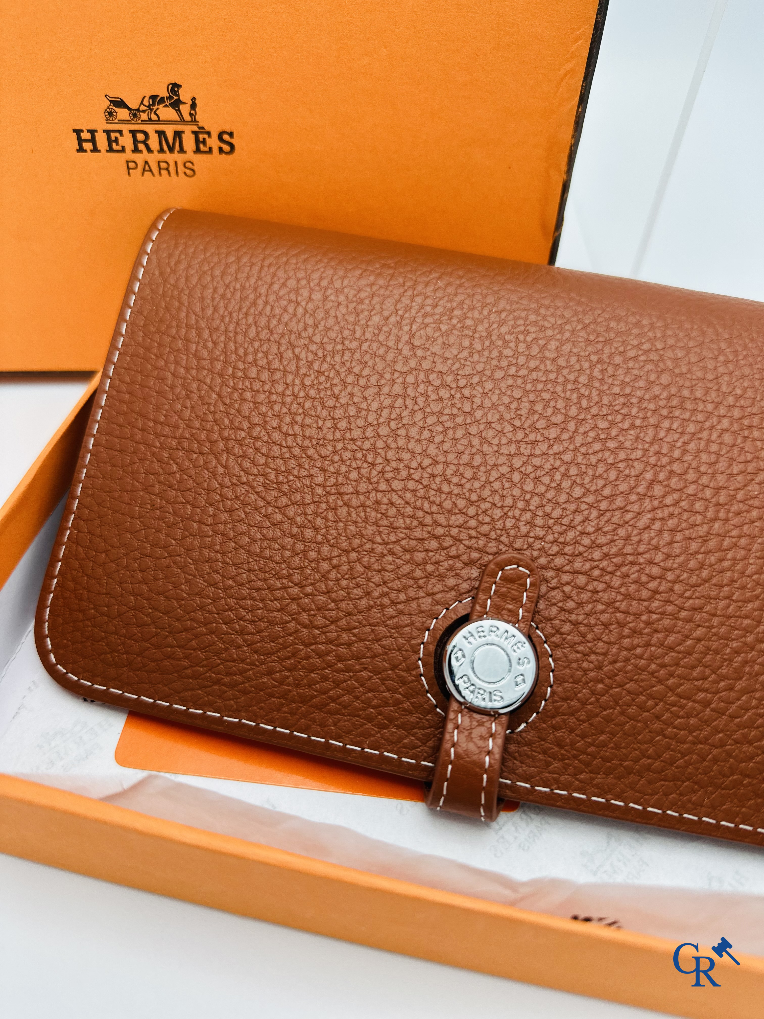 Hermès: Portefeuille pour femme en cuir marron.<br />
Excellent état.