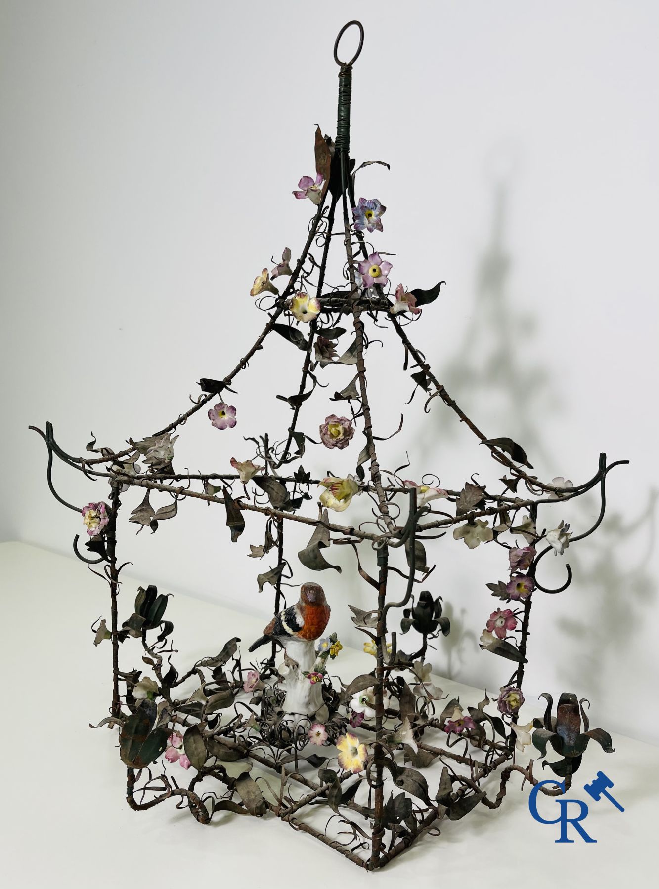 Lustre cage avec des fleurs et un oiseau en porcelaine polychrome dans le gout de Meissen ou Sèvres. XIXe siècle.