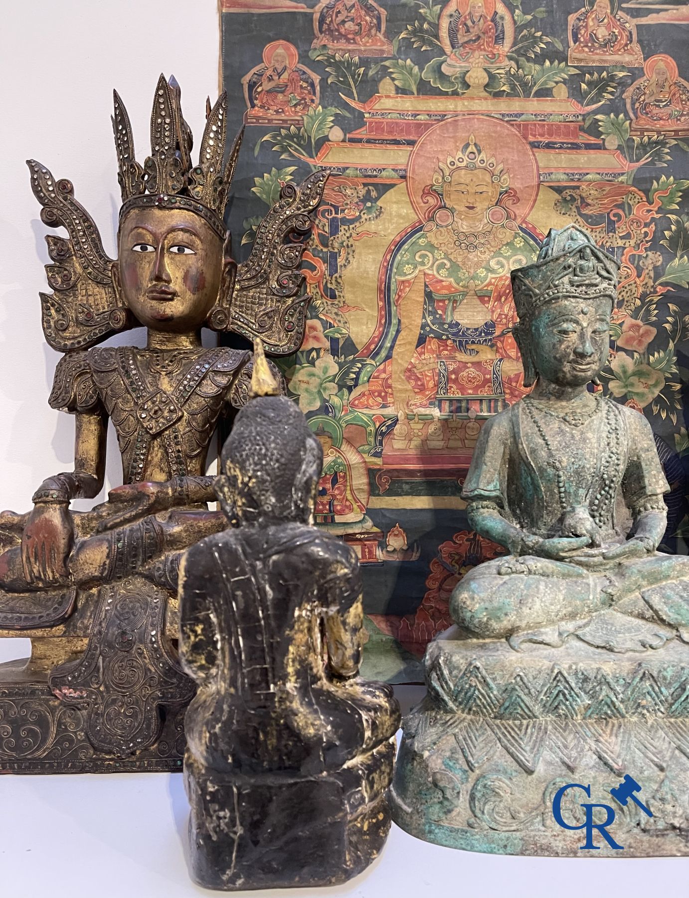 Asian Art: a lot consisting of 4 statues and a thangka.