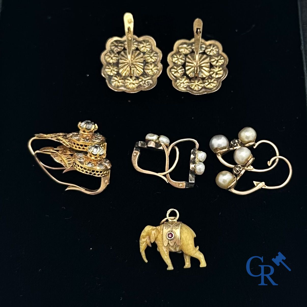 Jewellery: Lot of 2 pairs of earrings 18K, 2 pairs of small earrings 18K and a charm.