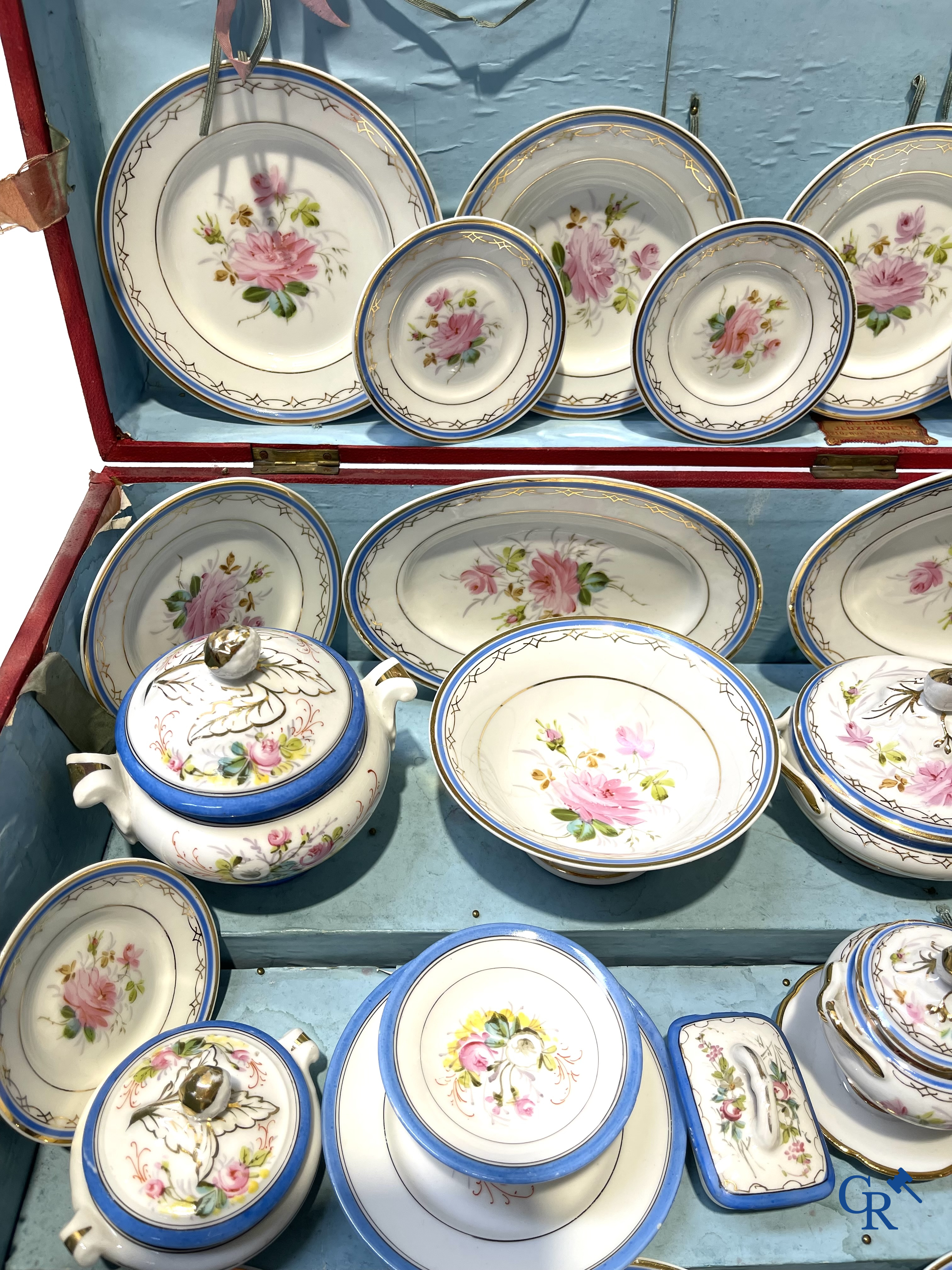 Oud speelgoed, Uitzonderlijk porseleinen poppenservies in originele koffer. Maison Bail, 210, Rue de Rivoli Paris.