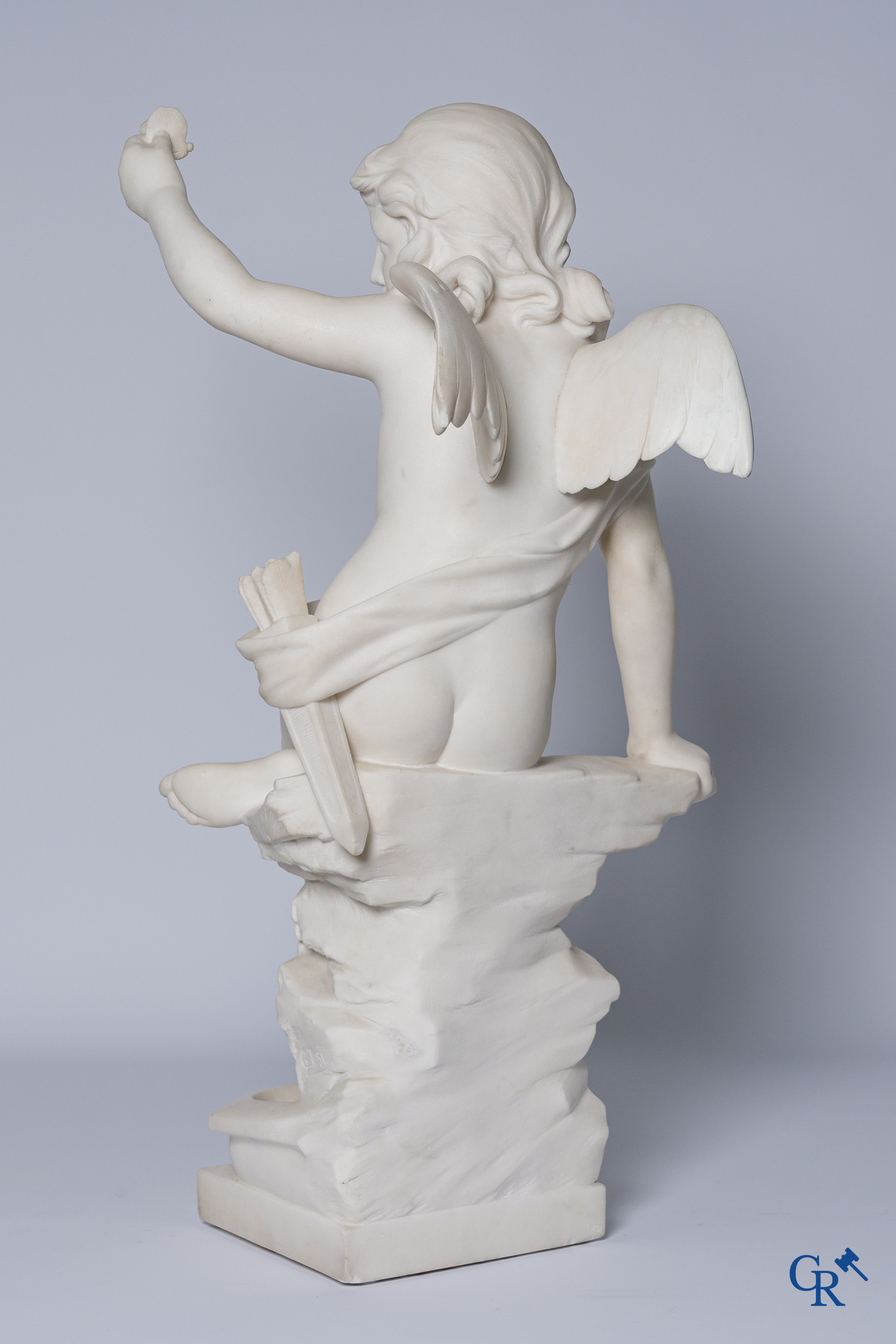 G. Tosi, Important groupe en marbre sculpté, cupidon assis à la fontaine murale. Vers 1900.