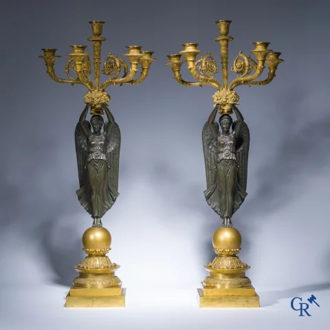 Empire, Een paar grote vergulde en gepatineerde bronzen kandelaars met gevleugelde vrouwen. Circa 1810.