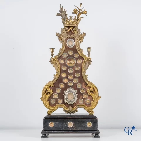 Uitzonderlijk bronzen reliekhouder in LXIV-stijl met 30 thecas die samen 34 relikwieën bevatten.