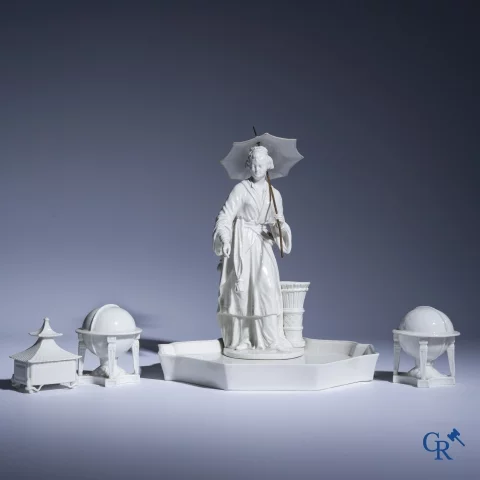 Koninklijke Porselein Fabriek Berlijn, KPM. Uitzonderlijk porseleinen inktstel in Aziatische stijl. Periode 1780-1830.