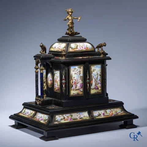 Een Weens geëmailleerd tafel kabinet in ebbenhout met laden en bronsbeslag. 19e eeuw.