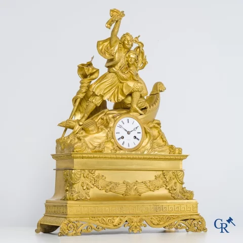 Butet horlogier à Paris. Vuurvergulde bronzen schouwklok met geëmailleerde wijzerplaat. Charles X tijdperk.