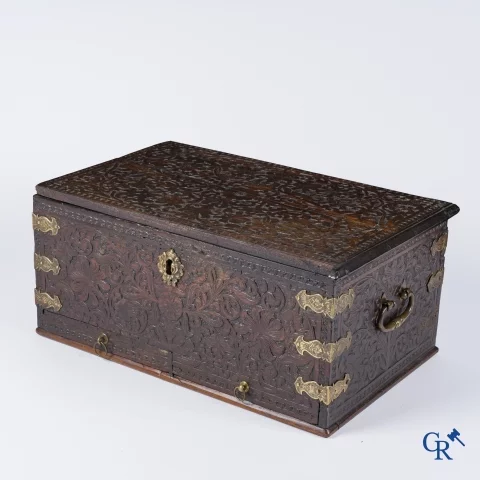 Een fijn gesculpteerd koloniaal koffertje in exotisch hout en bronsbeslag. 17e-18e eeuw.