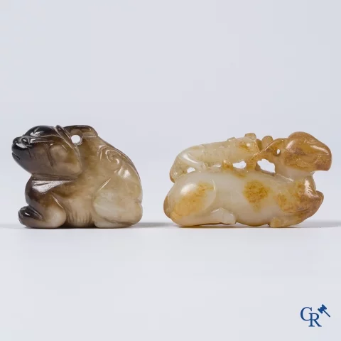 Aziatica. Een bleek celadon en roestbruin kleurige jade hertengroep en een bruinkleurig mythisch beest in jade.