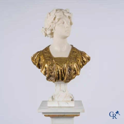 Gustave Van Vaerenbergh (1873-1927) Damesbuste in marmer en brons op een marmeren sokkel. Gesigneerd.