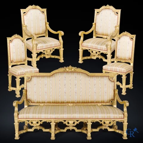 Napoleon III-periode. Een imposante 5-delig rijkelijk hout gesculpteerde en vergulde salon. Circa 1880.