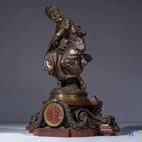 Pierre Louis Détrier (1822-1897) Een imposante pendule in brons en rood geaderde marmer. 19de eeuw.